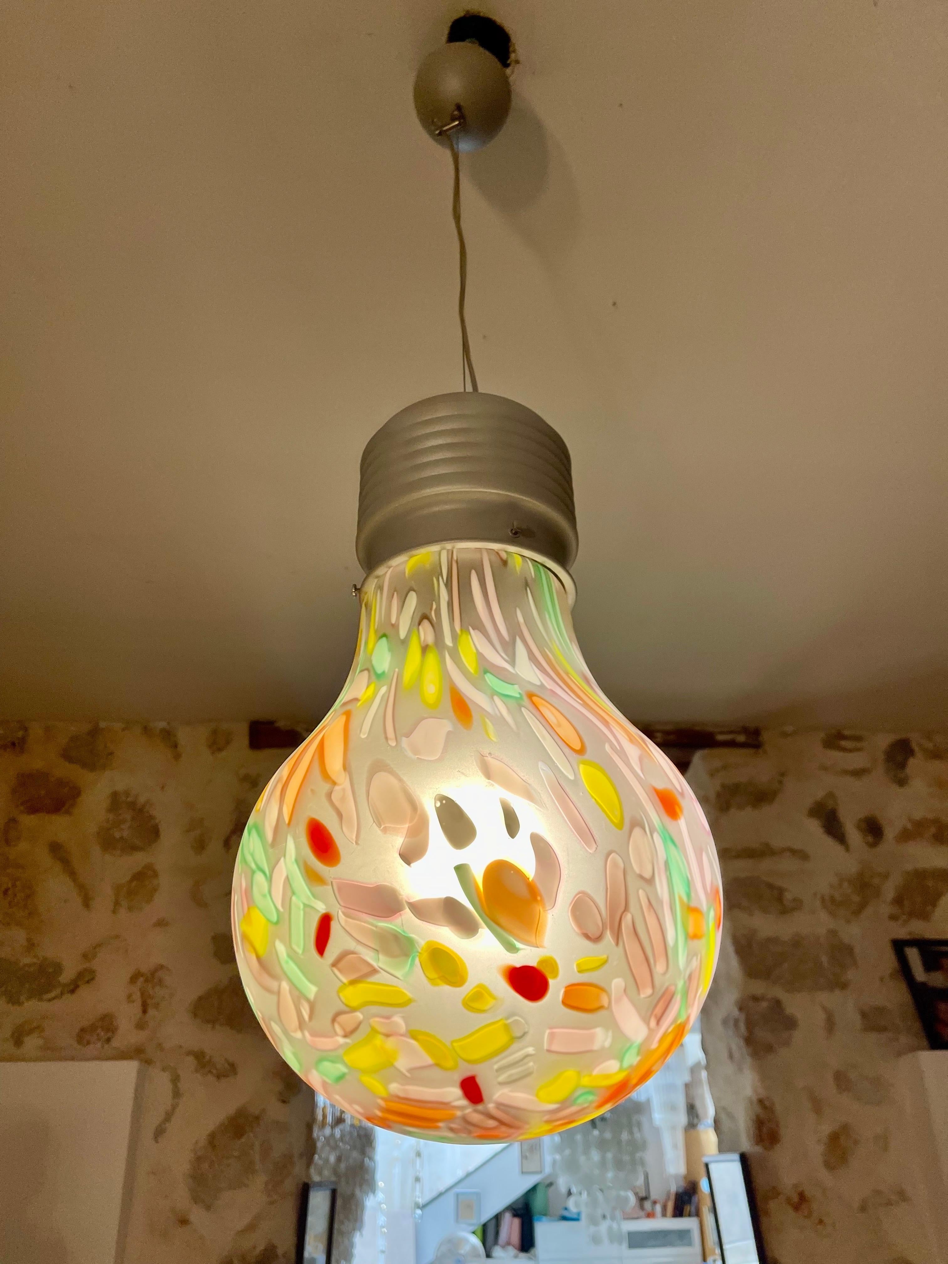 Fine XX secolo Lampada da soffitto italiana a forma di lampadina soffiata a mano di Due P, Italie 1980 in vendita