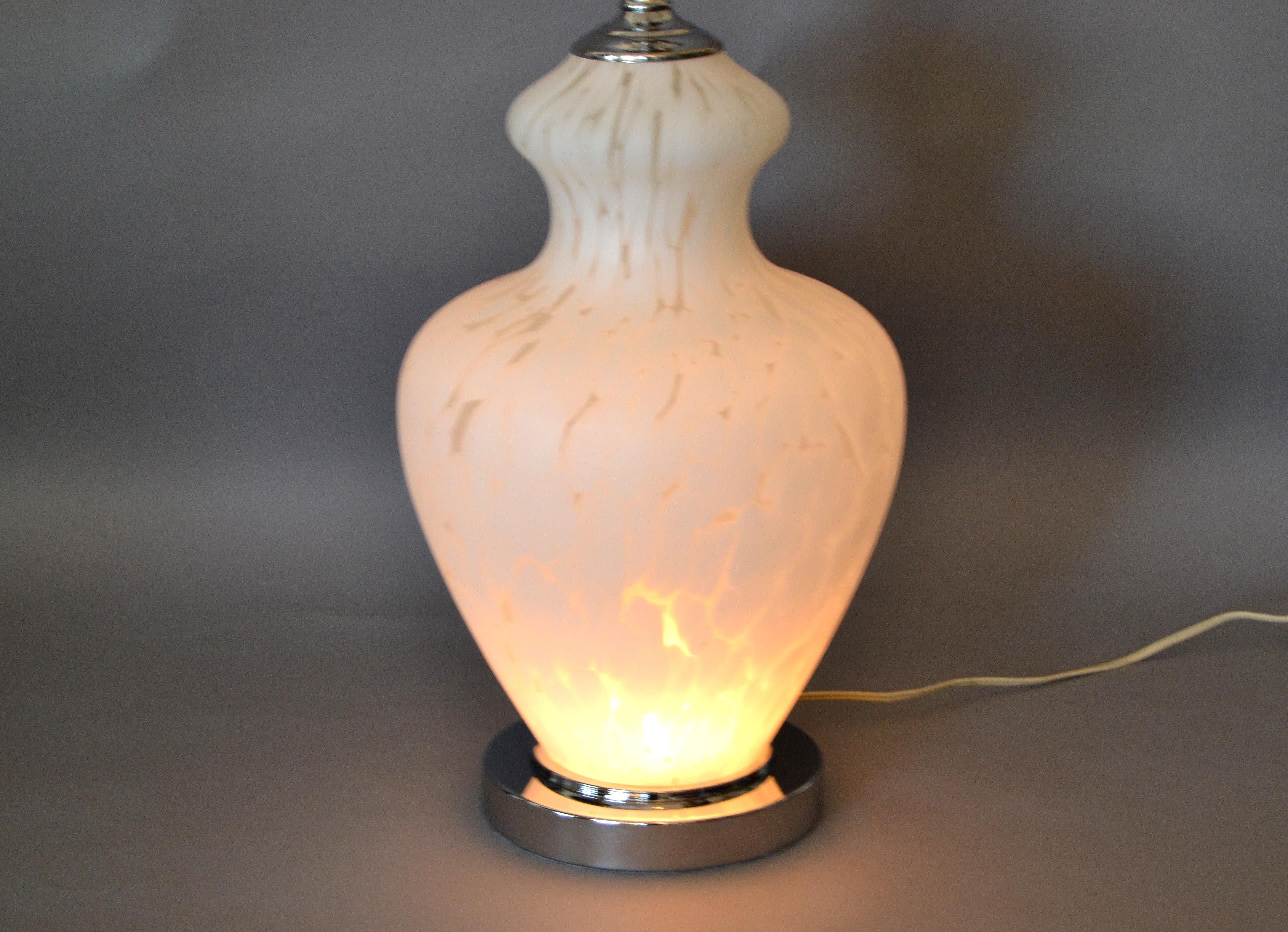 20ième siècle Lampe de bureau italienne en verre de Murano soufflé à la main et chrome en vente