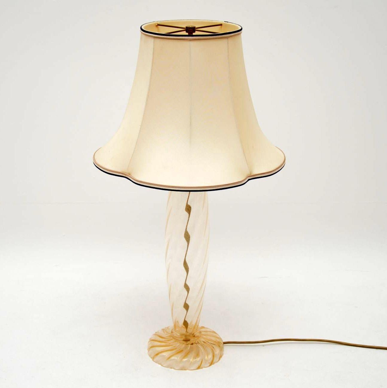 A beautiful hand blown Murano glass lamp, this was made in Italy by Donghia, it was designed by John Hutton. This dates from the late twentieth century, it’s in great condition and is in good working order. The glass is clear and finished with gold