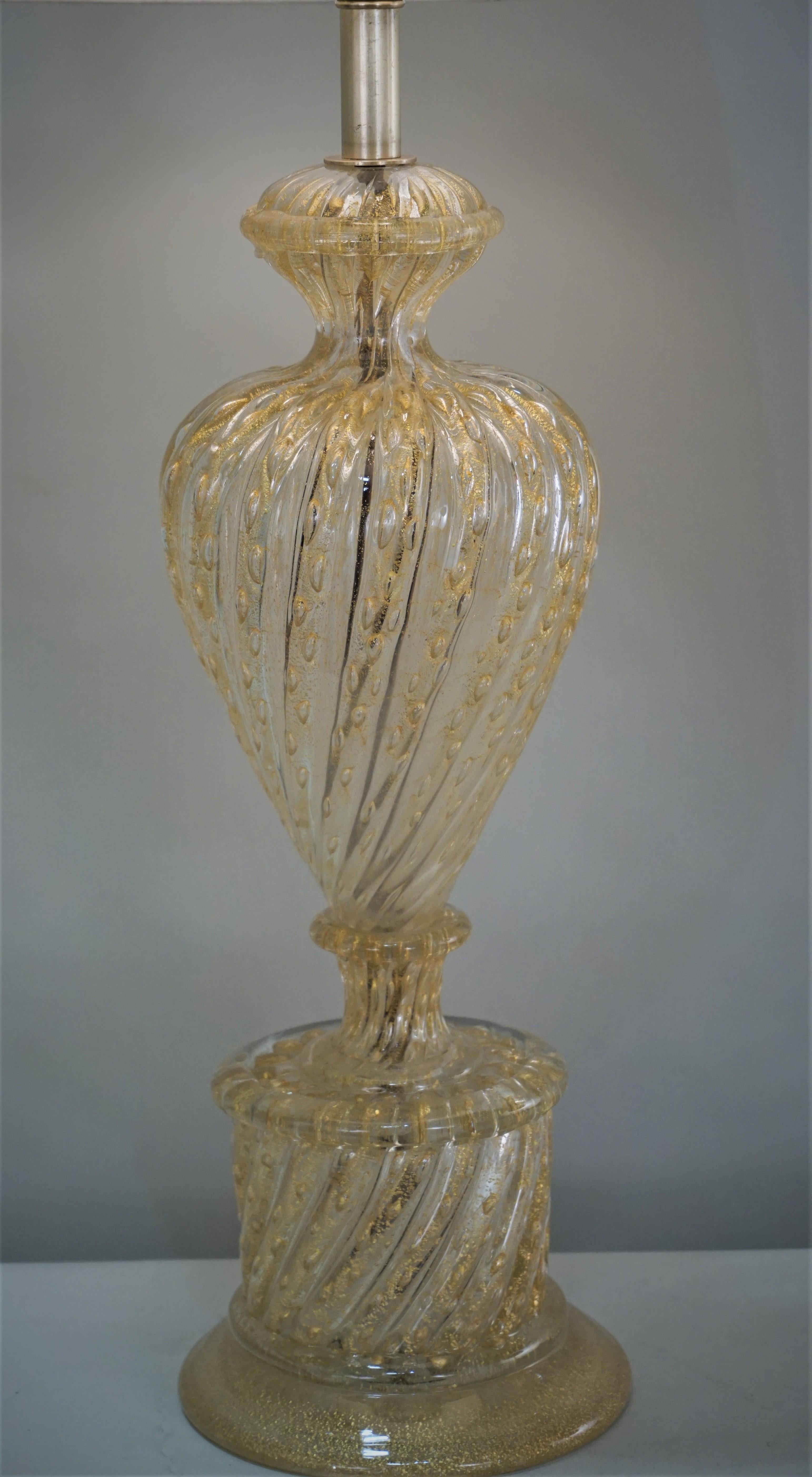 Beautifui hand blown Murano glass table lamp, with a touch of gold. See image two for glass detail. Murano glass is prized for its superior craftsmanship; this piece does an excellent job of showcasing it's longevity and beauty.
      