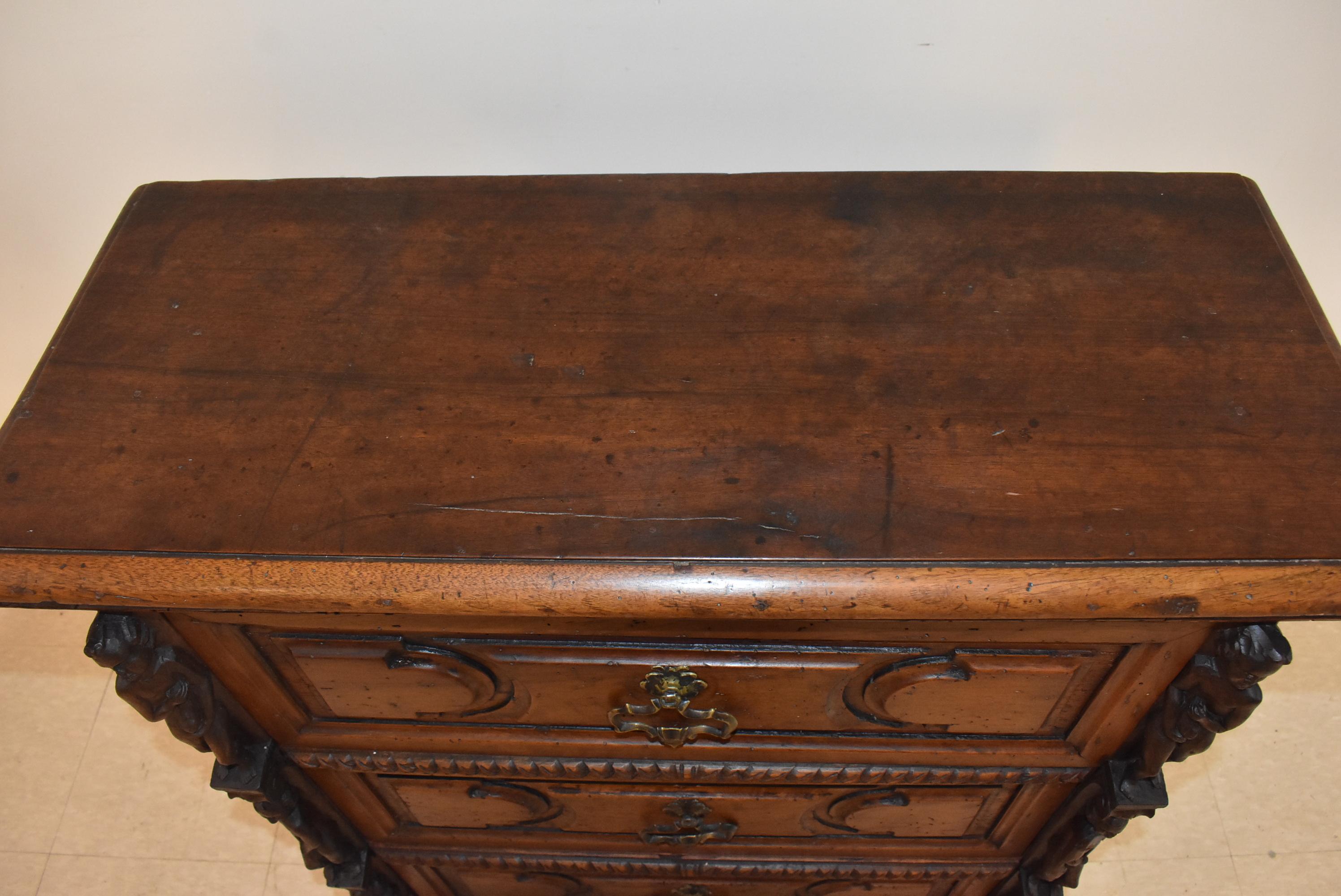 Legno Cassettone italiano a 3 cassetti intagliato a mano in vendita