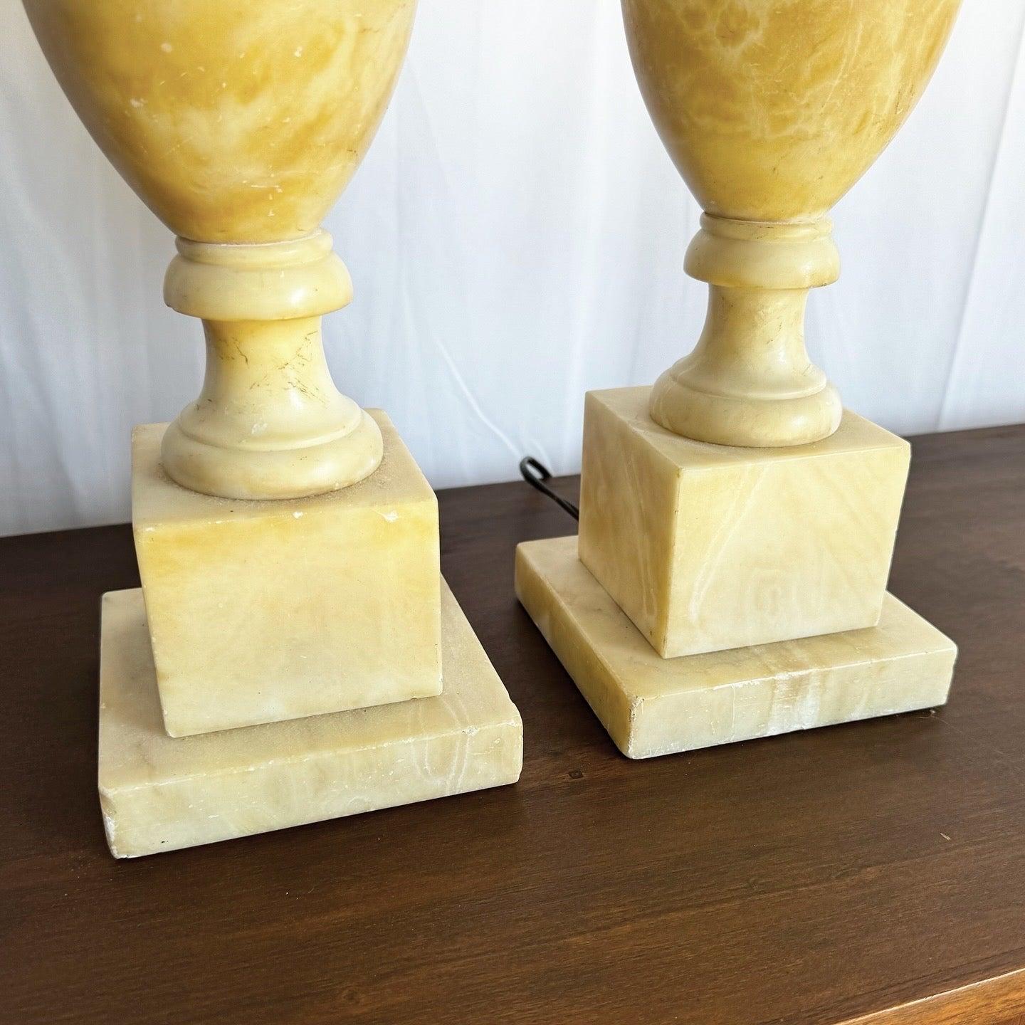 Paire de lampes de table italiennes en albâtre sculpté à la main en vente 5