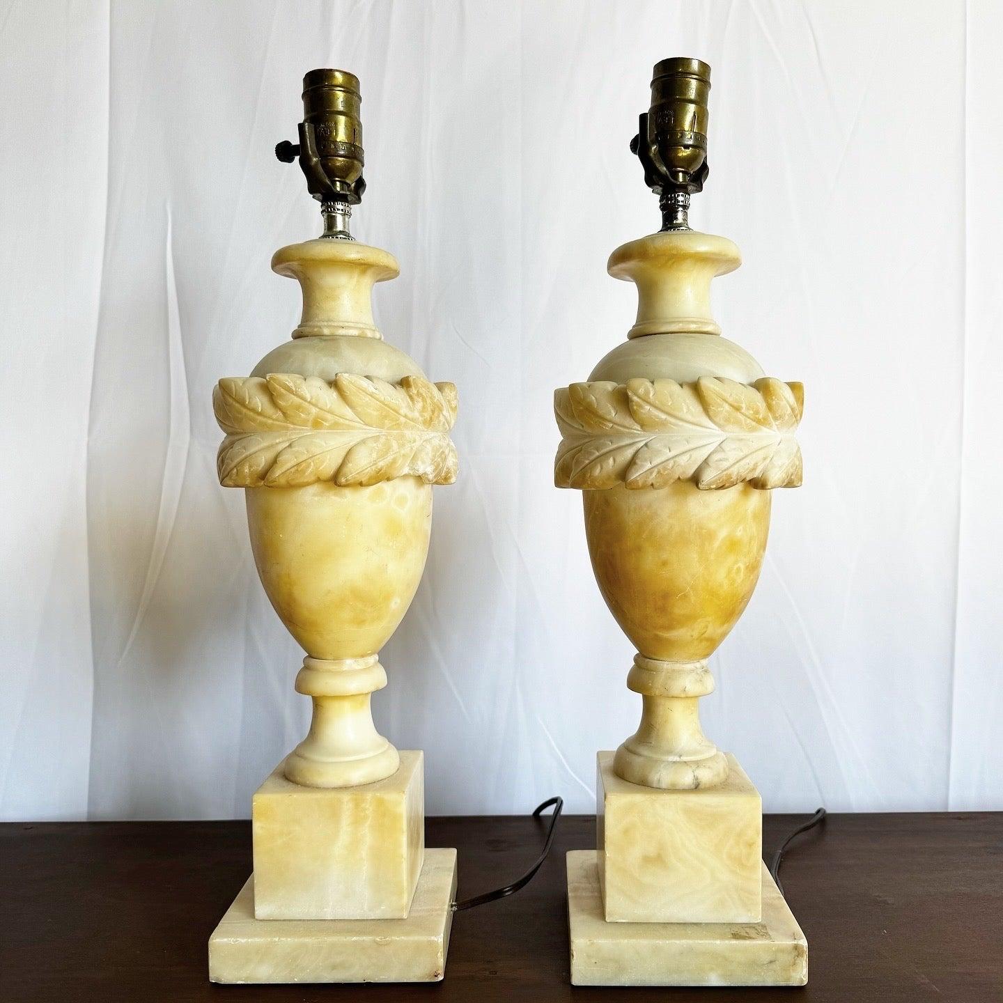 Paire de lampes de table italiennes en albâtre sculpté à la main Bon état - En vente à Delray Beach, FL