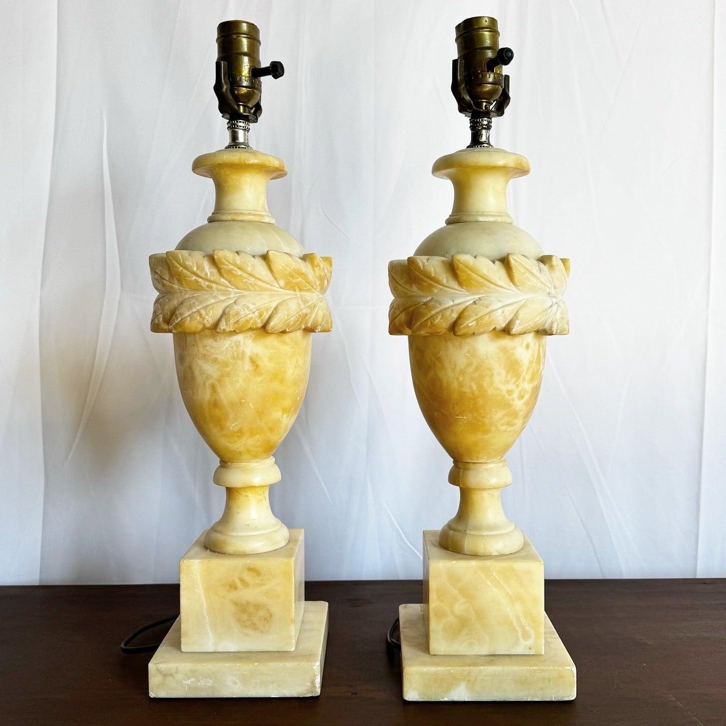20ième siècle Paire de lampes de table italiennes en albâtre sculpté à la main en vente