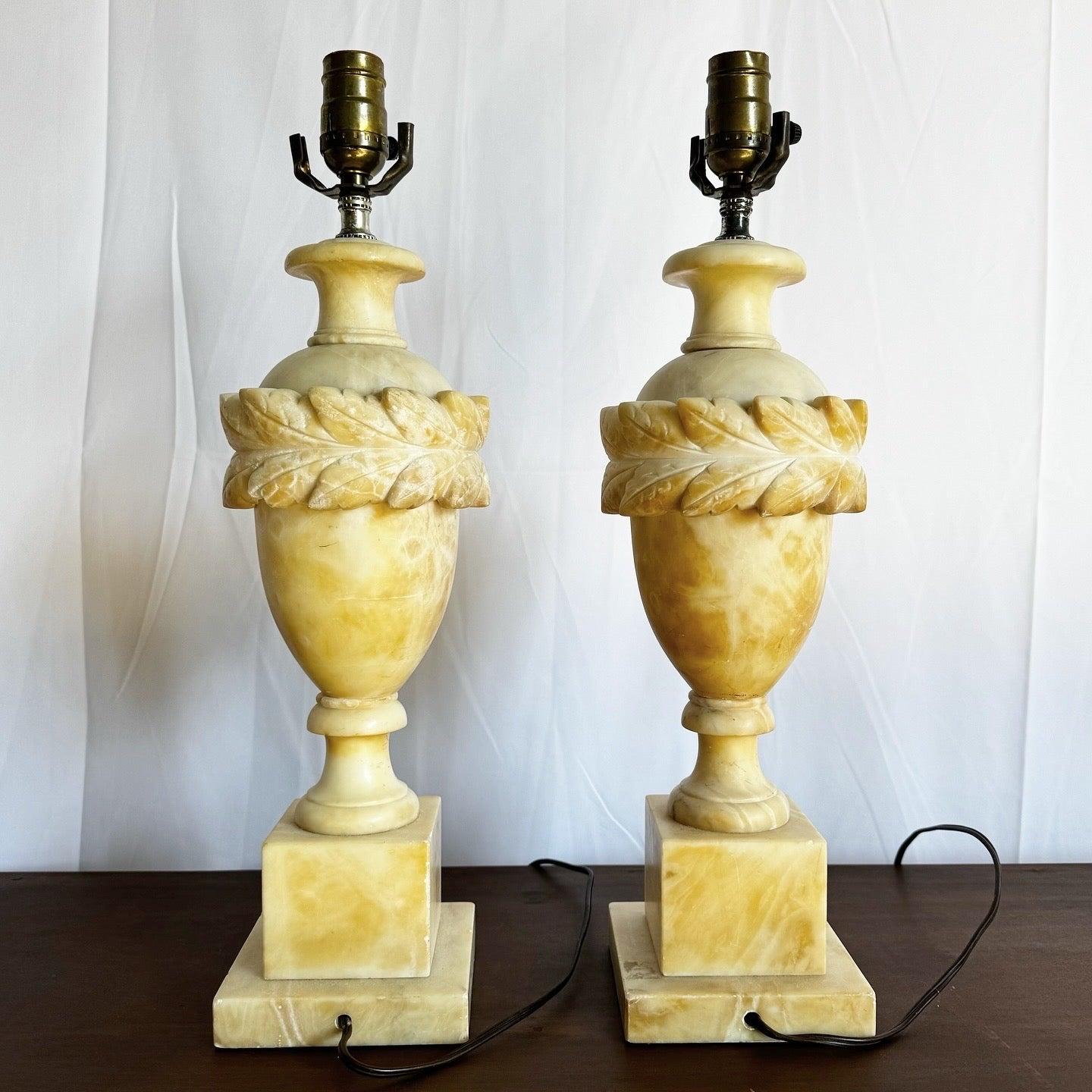 Albâtre Paire de lampes de table italiennes en albâtre sculpté à la main en vente