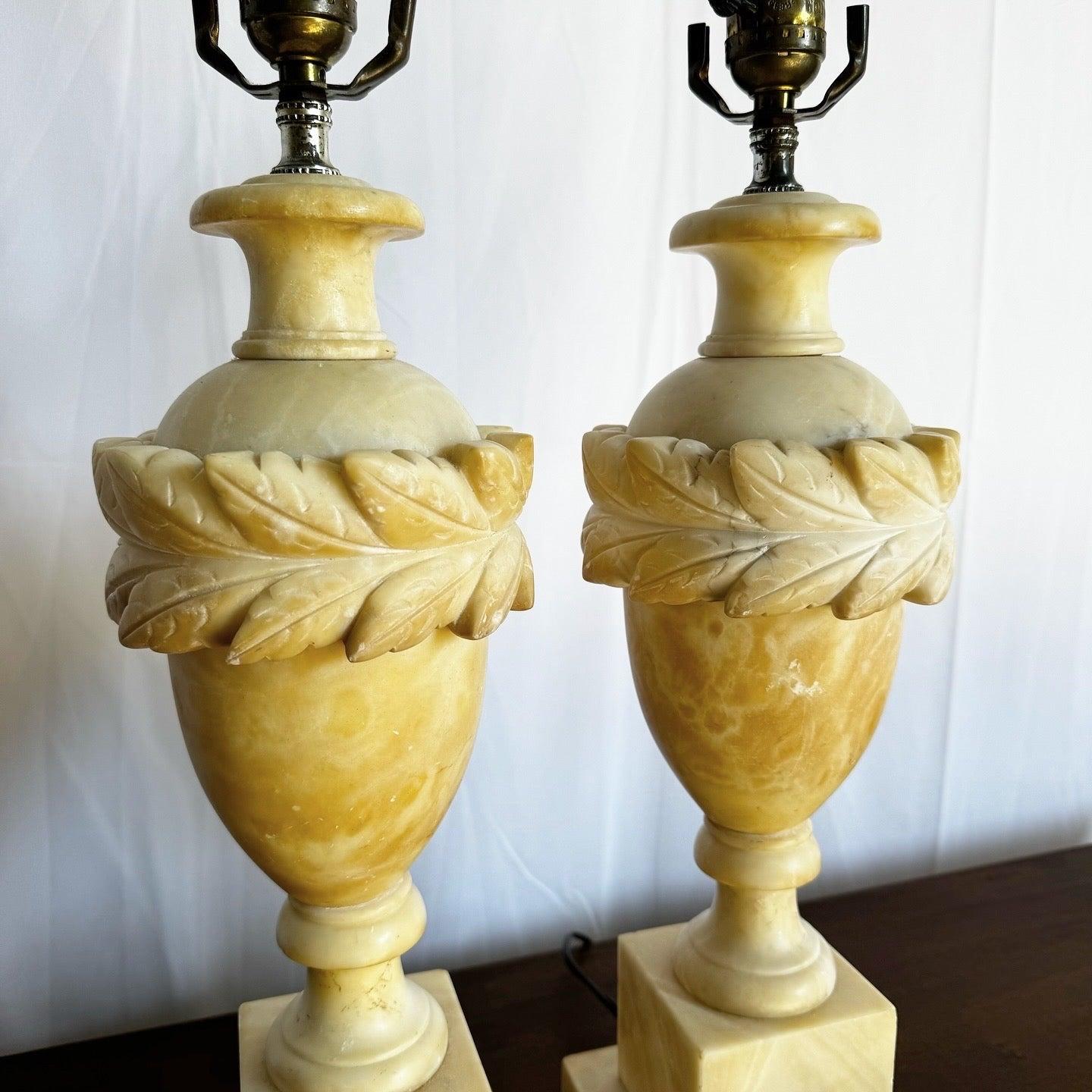 Paire de lampes de table italiennes en albâtre sculpté à la main en vente 1