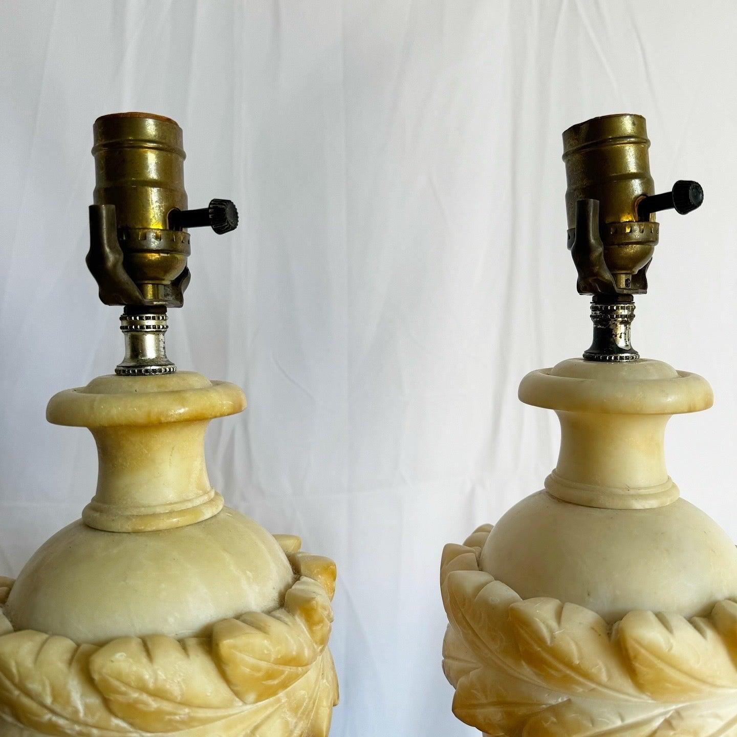 Paire de lampes de table italiennes en albâtre sculpté à la main en vente 2