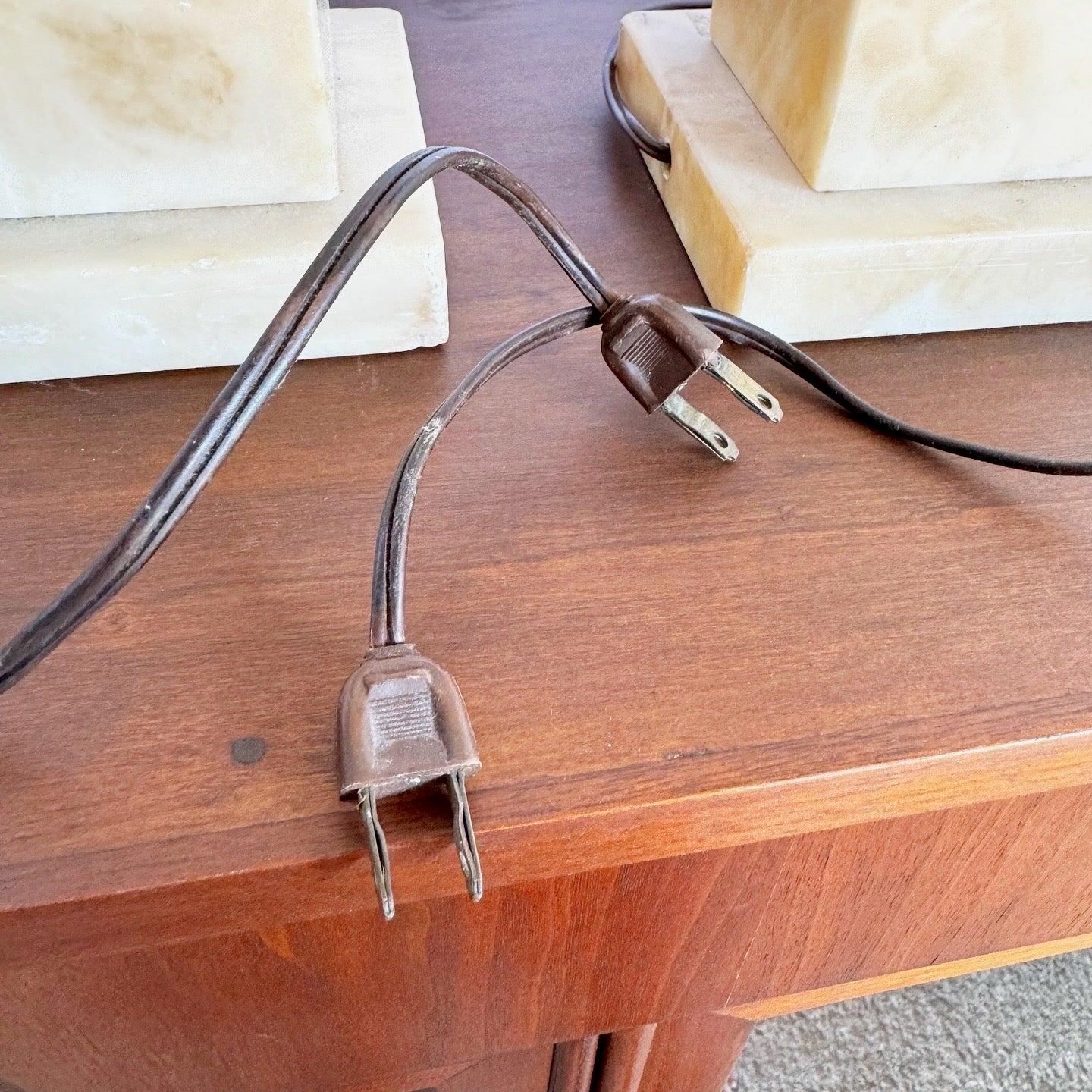 Paire de lampes de table italiennes en albâtre sculpté à la main en vente 3