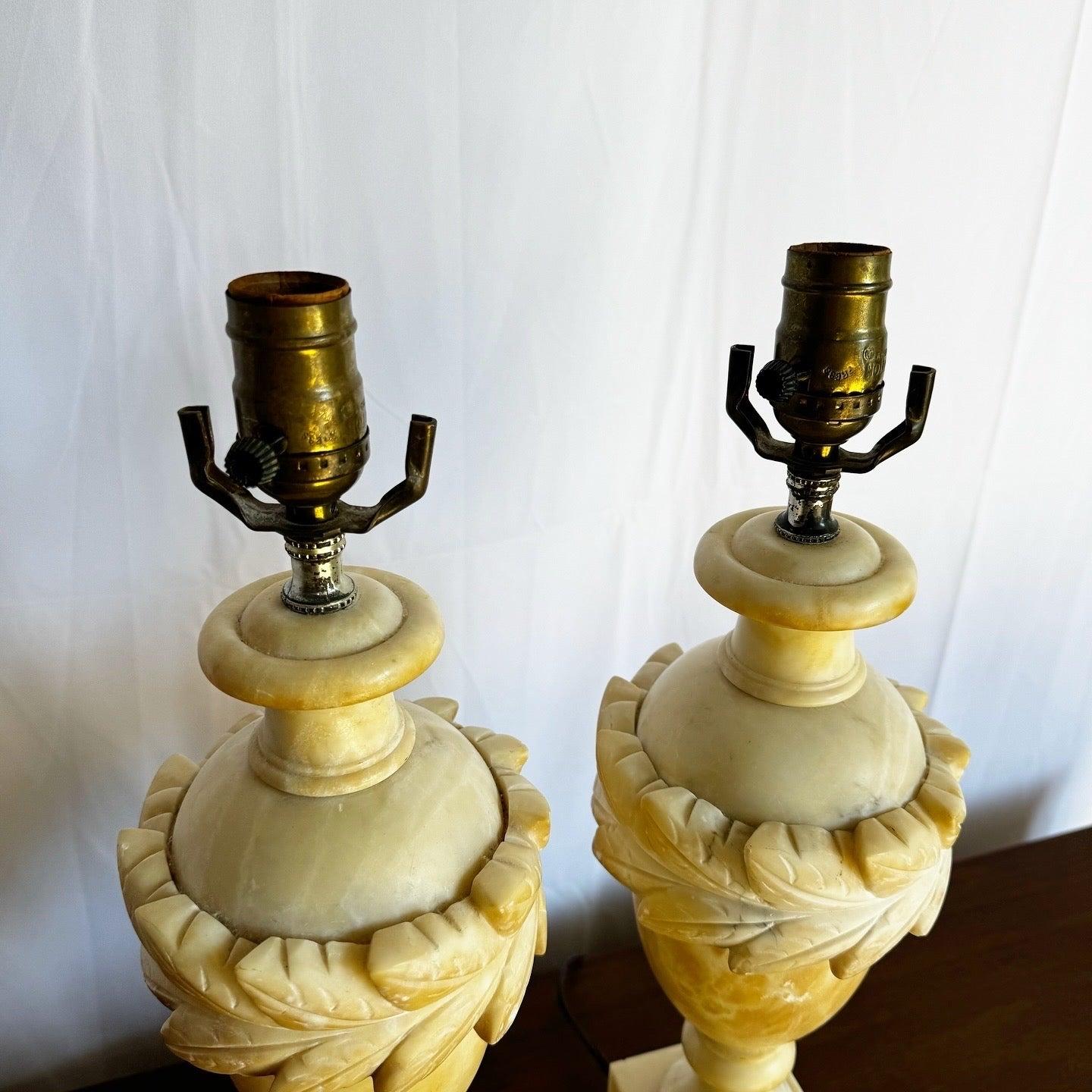 Paire de lampes de table italiennes en albâtre sculpté à la main en vente 4