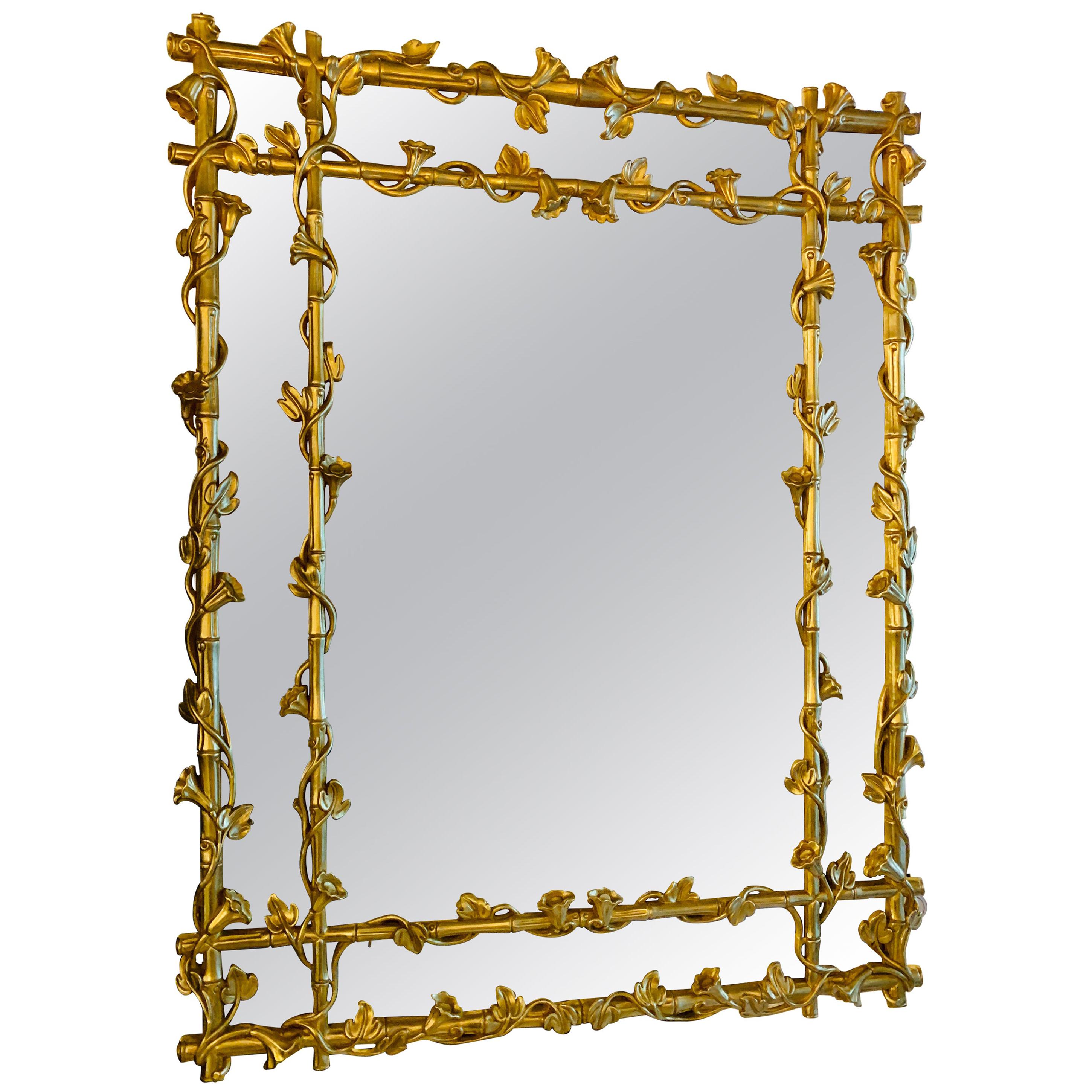 Italienisches handgeschnitztes und vergoldetes Schmuckstück  Antiker Spiegel aus Glas