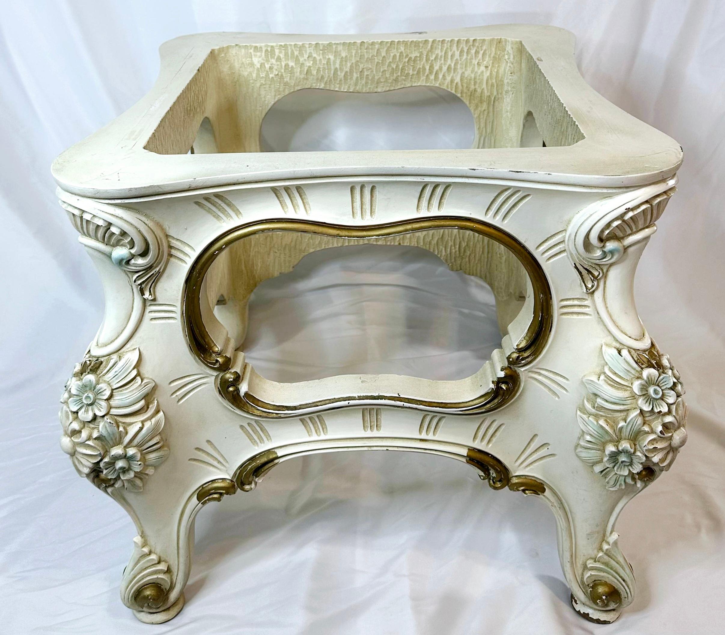 Italian Hand Carved and Painted Silik Furniture End Table For Sale 2