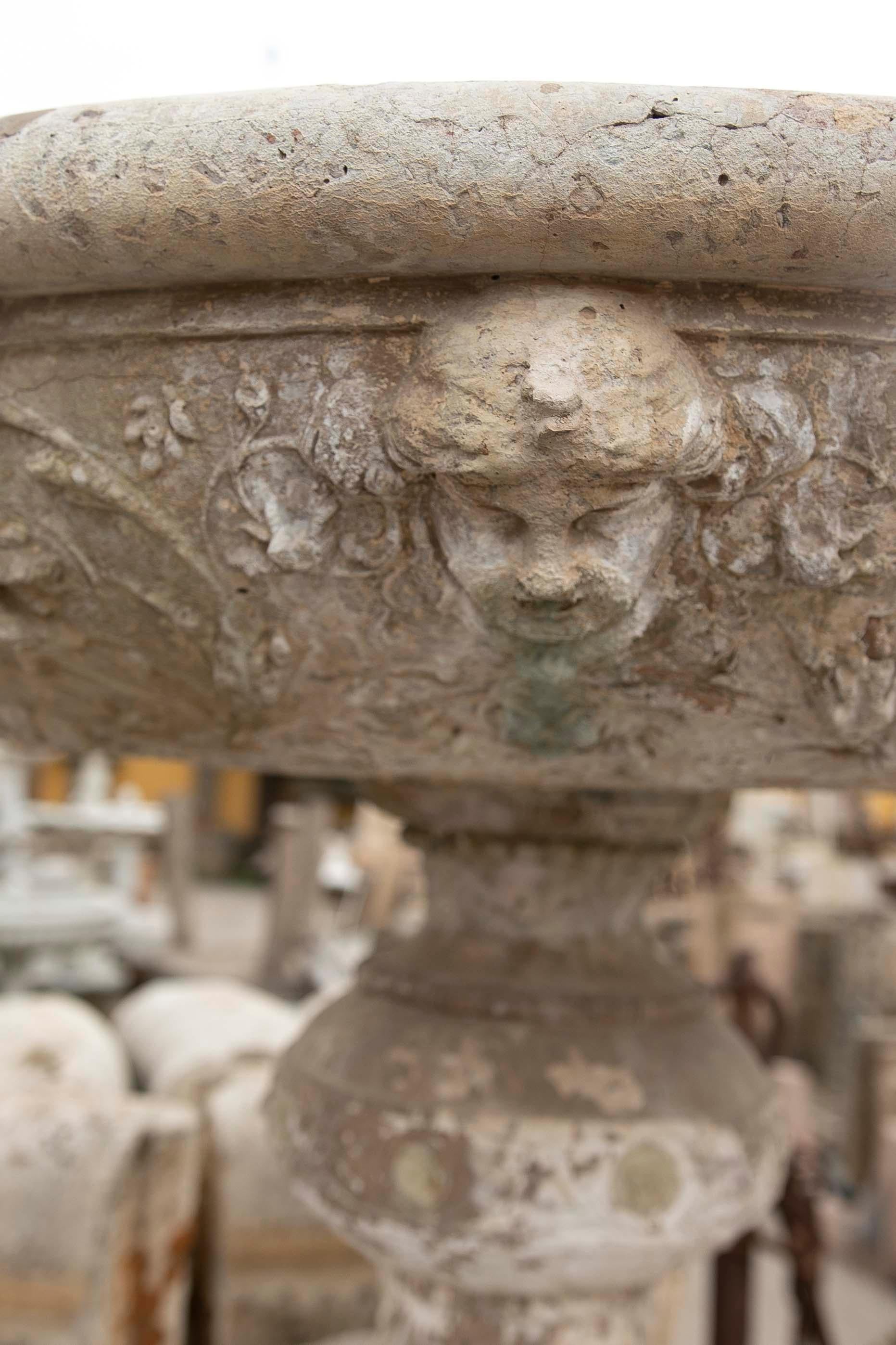 Italienischer handgeschnitzter und reich verzierter Tafelbrunnen aus Stein  im Angebot 5