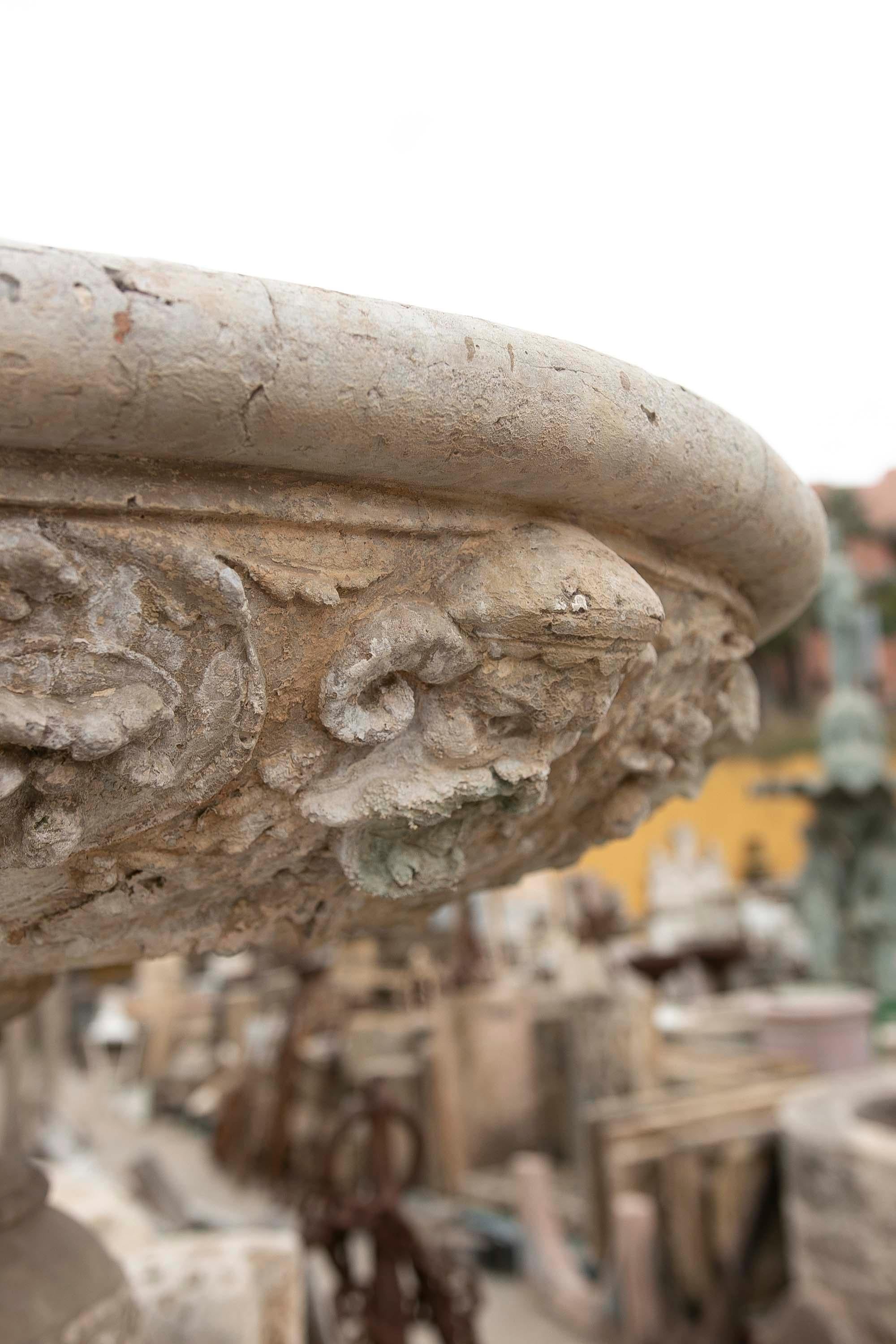 Italienischer handgeschnitzter und reich verzierter Tafelbrunnen aus Stein  im Angebot 6