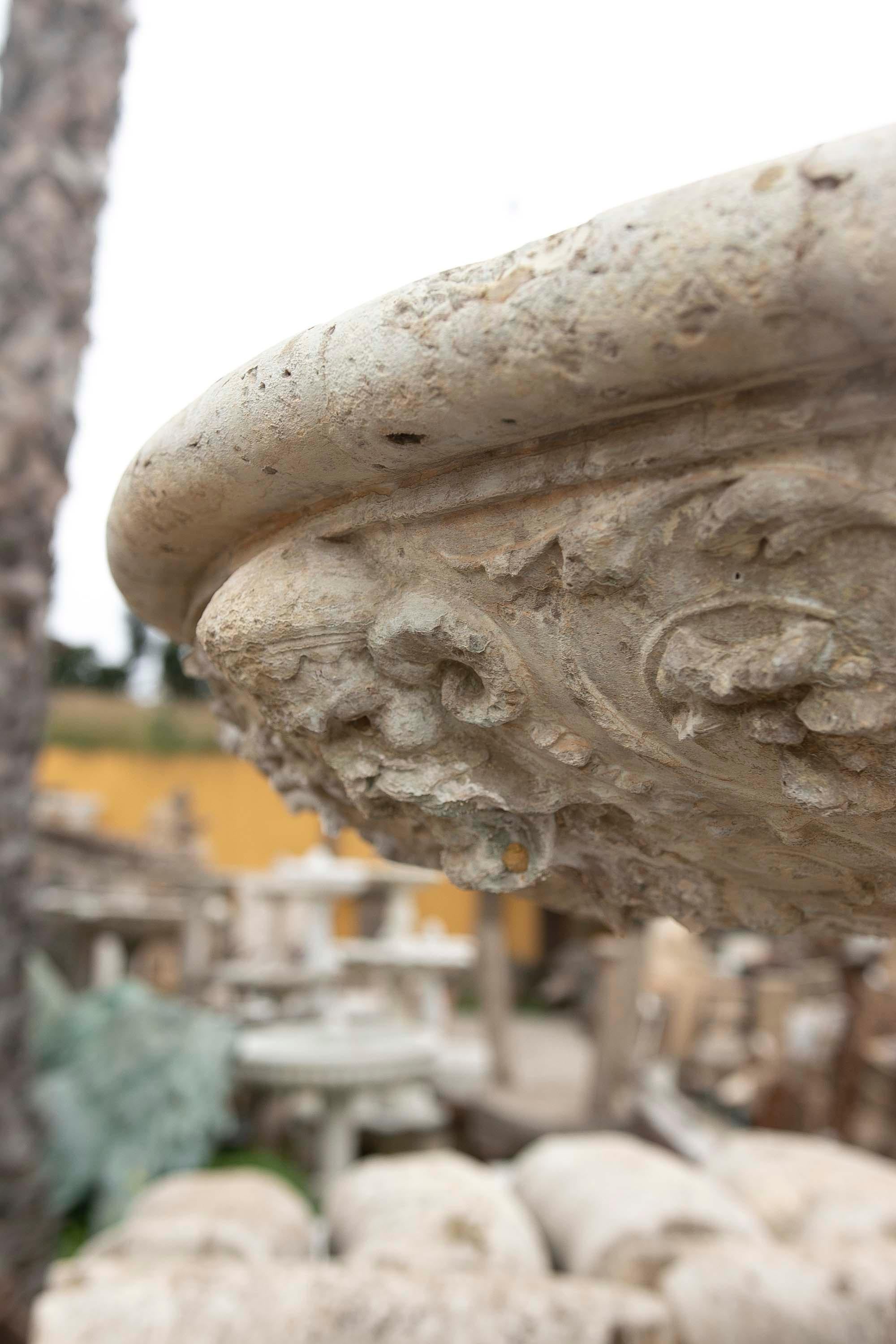 Italienischer handgeschnitzter und reich verzierter Tafelbrunnen aus Stein  im Angebot 7