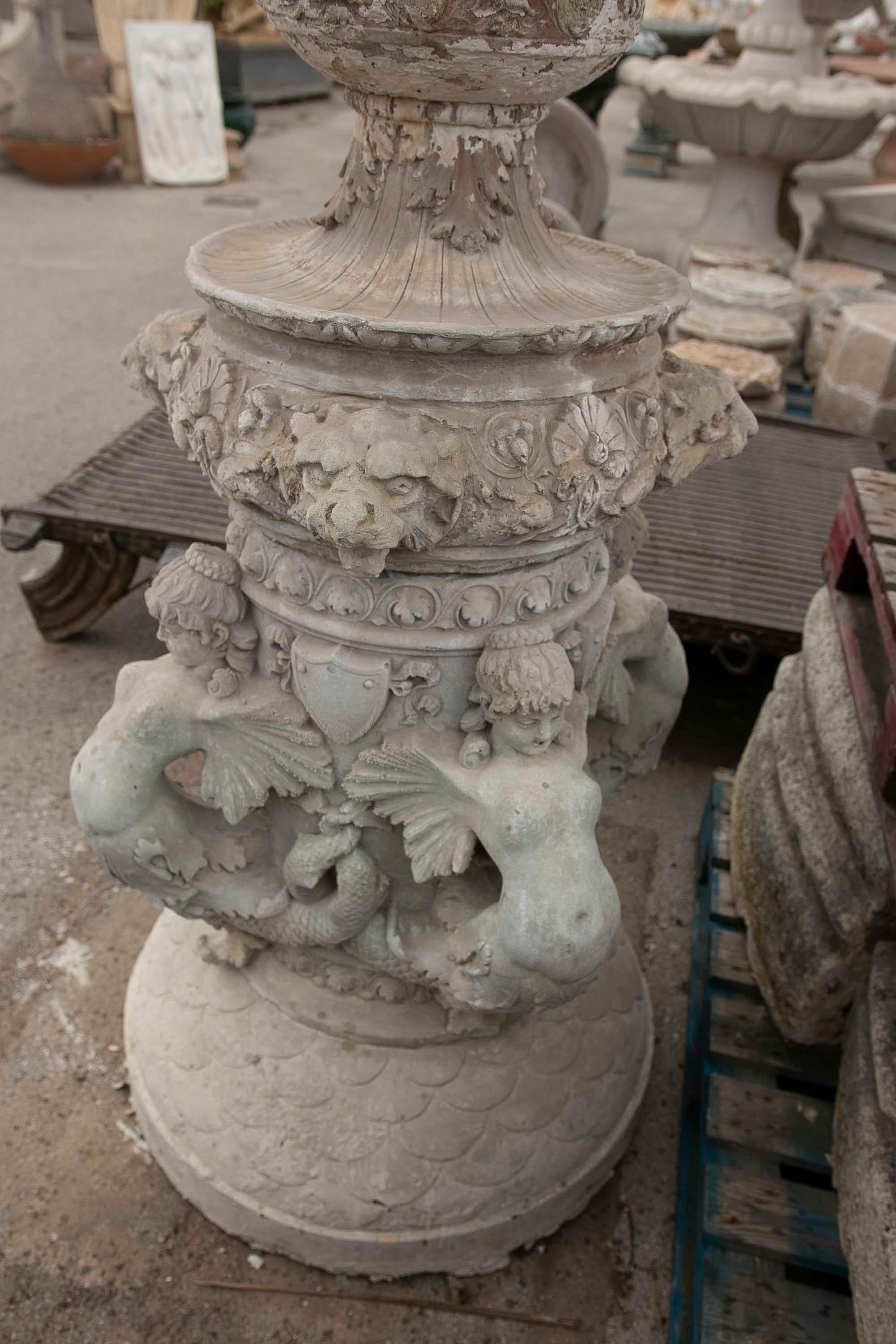 Italienischer handgeschnitzter und reich verzierter Tafelbrunnen aus Stein  im Angebot 11