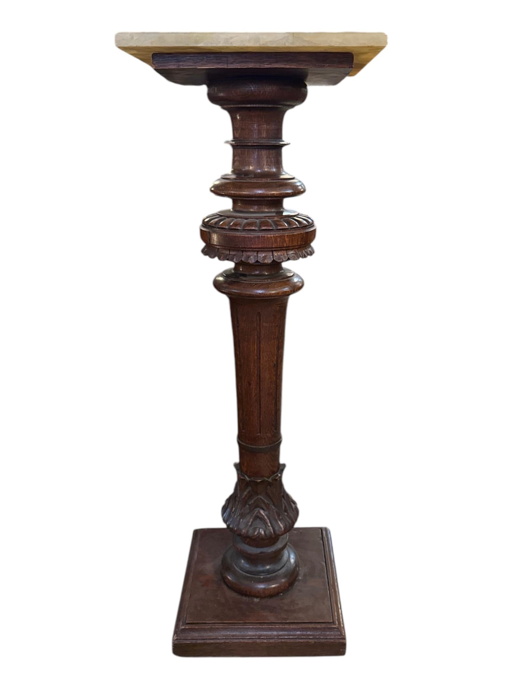 Cette élégante annexe italienne en marbre, sculptée à la main, allie un savoir-faire intemporel à un design sophistiqué. Le socle magnifiquement détaillé est sculpté de manière complexe dans du bois fin, mettant en valeur l'art exquis typique de la