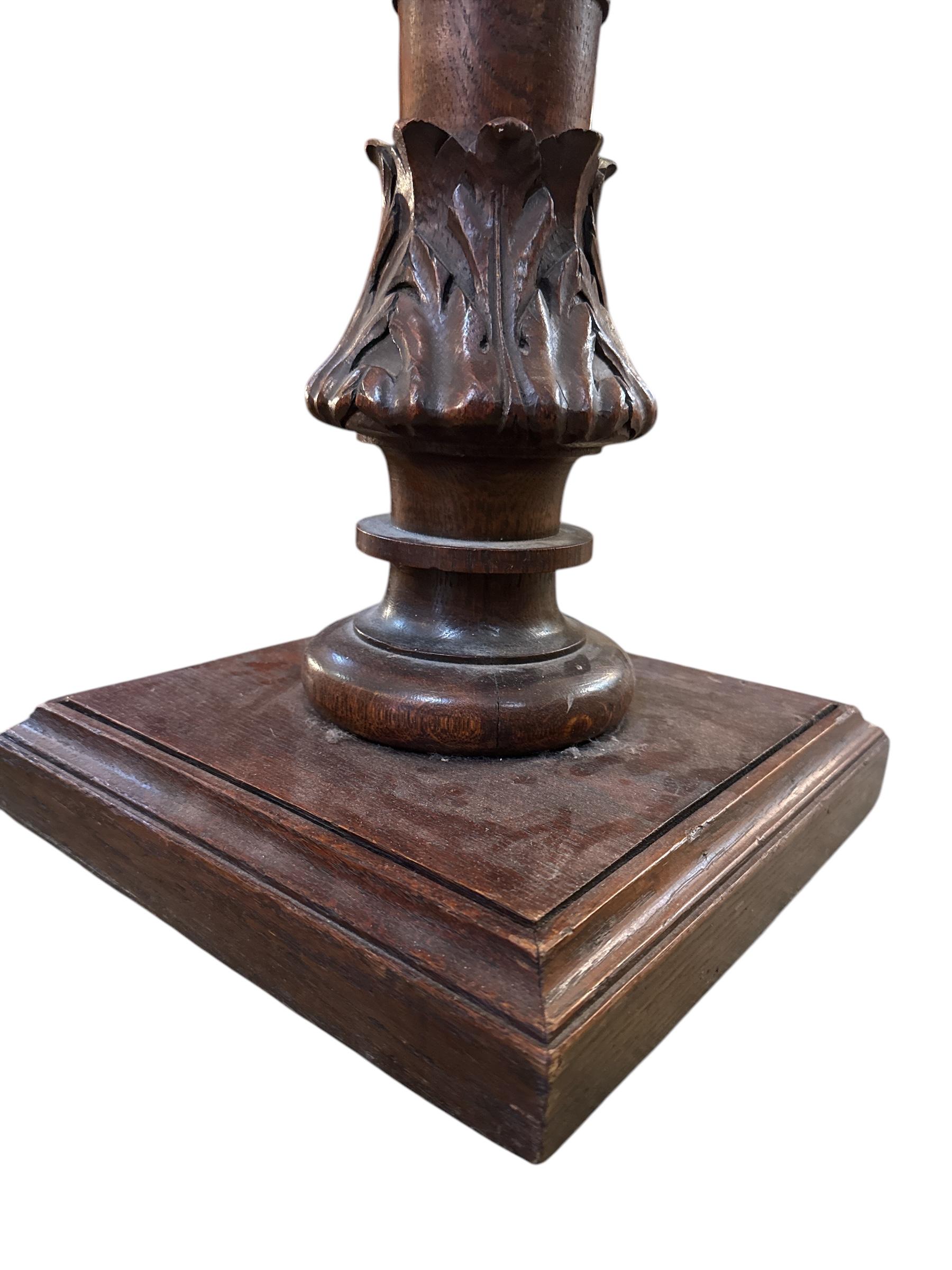 20ième siècle Annexe italienne sculptée à la main Stand en marbre en vente