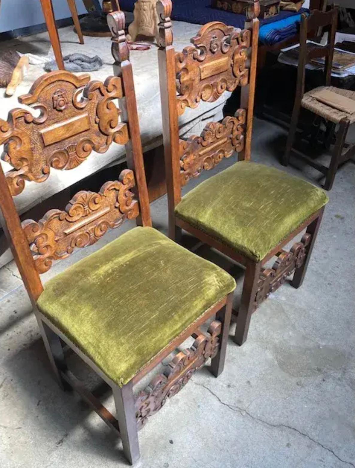 Paire de chaises italiennes sculptées à la main en noyer avec tapisserie d'origine. Les sièges sont faits de crin de cheval, de ressorts et de sangles avec des tissus originaux de l'époque. La patine est d'origine.