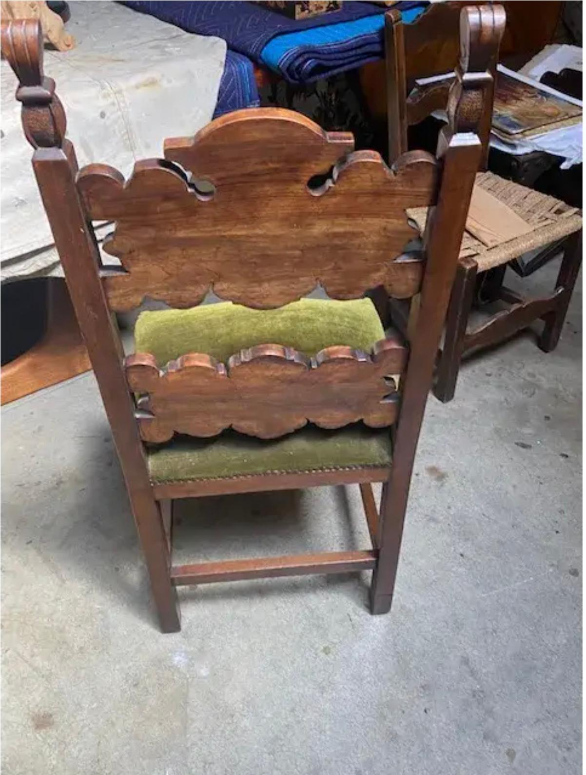 Art déco Chaises italiennes en noyer sculptées à la main Circa 1900s en vente