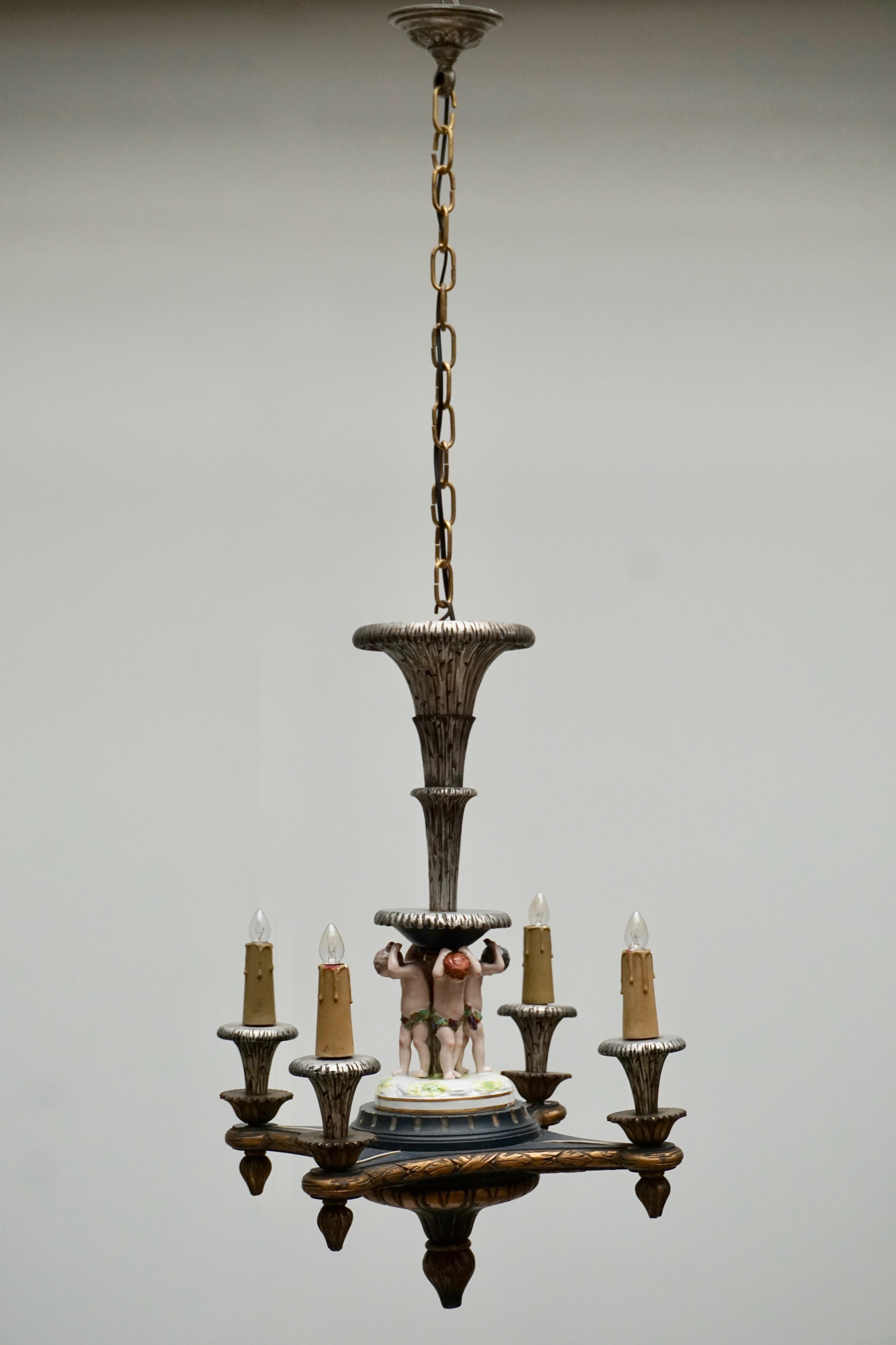 Italian Hand-Carved Chandelier with Porcelain Putti In Good Condition For Sale In Antwerp, BE