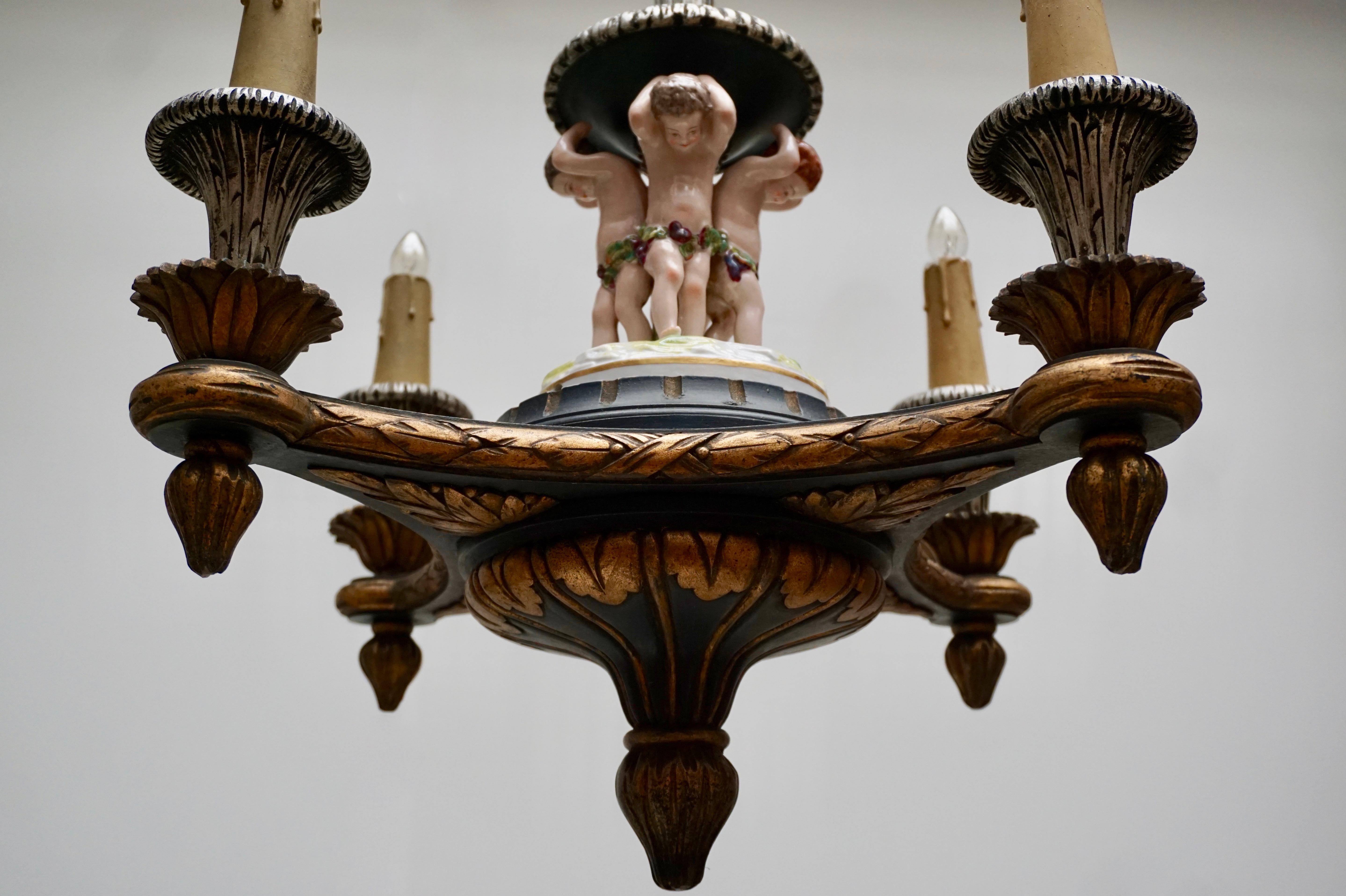 XX secolo Lampadario italiano intagliato a mano con putti di porcellana in vendita