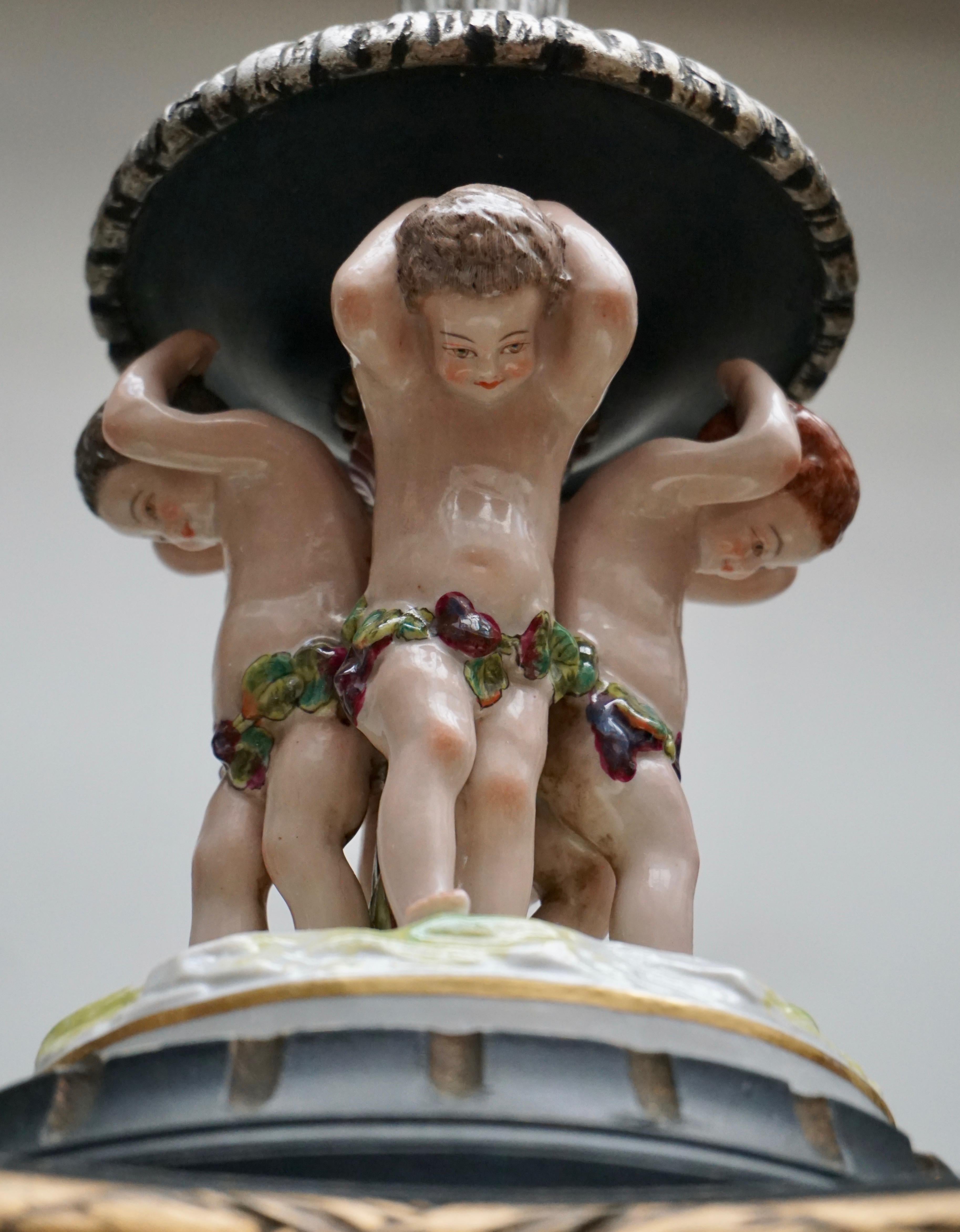 Ottone Lampadario italiano intagliato a mano con putti di porcellana in vendita