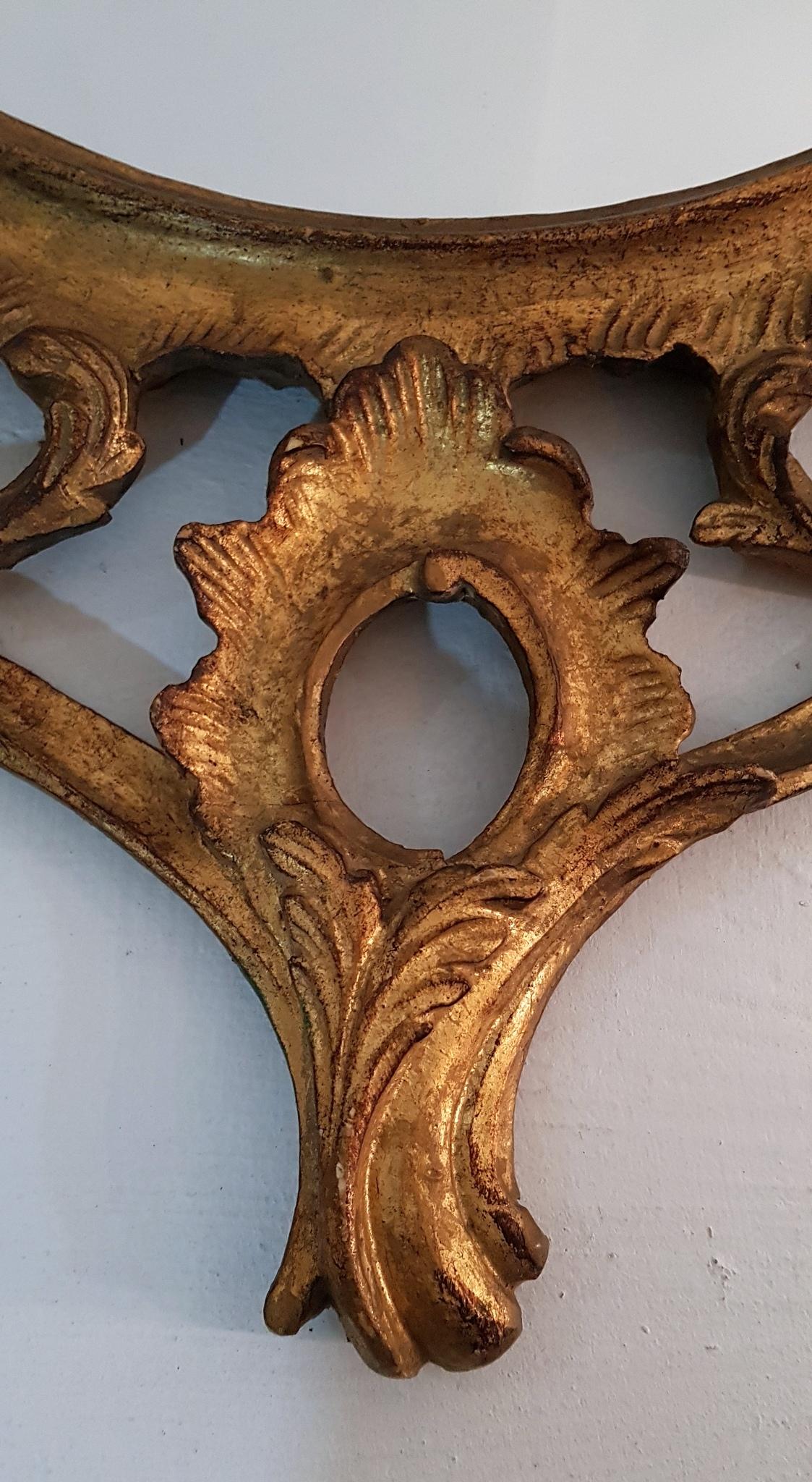 Italian Hand Carved Gilded Oval Rococo Mirror In Good Condition In Albano Laziale, Rome/Lazio