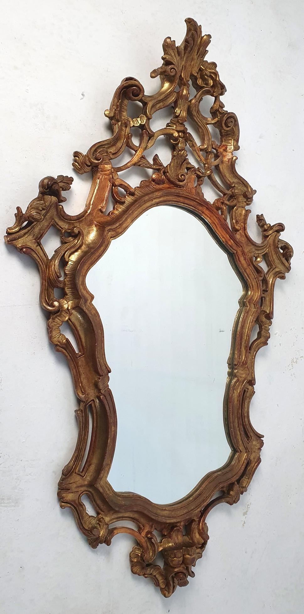 Aufwändig handgeschnitzter Spiegel aus vergoldetem Holz, hergestellt in Florenz, Italien, in den 1950er Jahren.