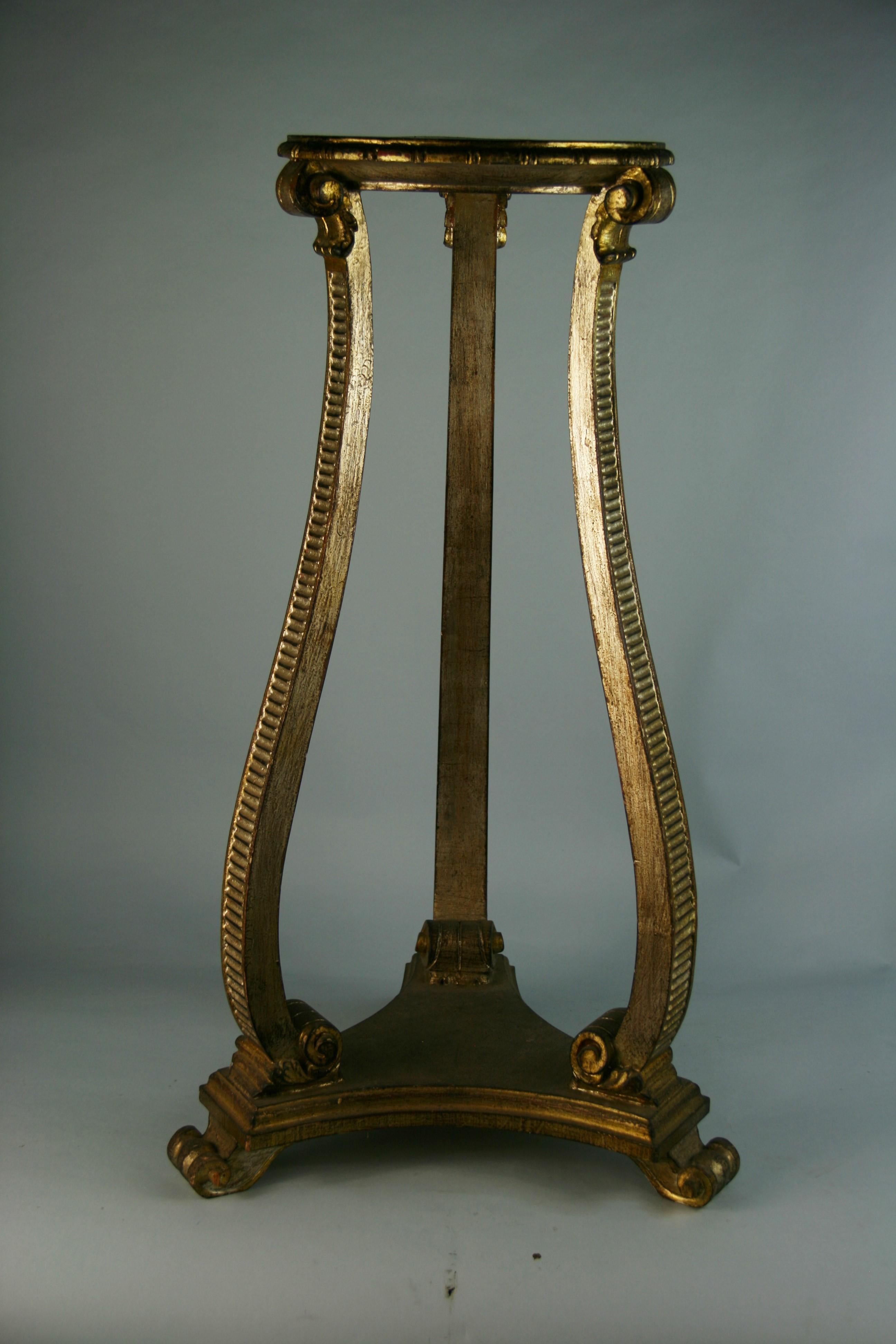 3-808 Piédestal italien en bois sculpté à la main.