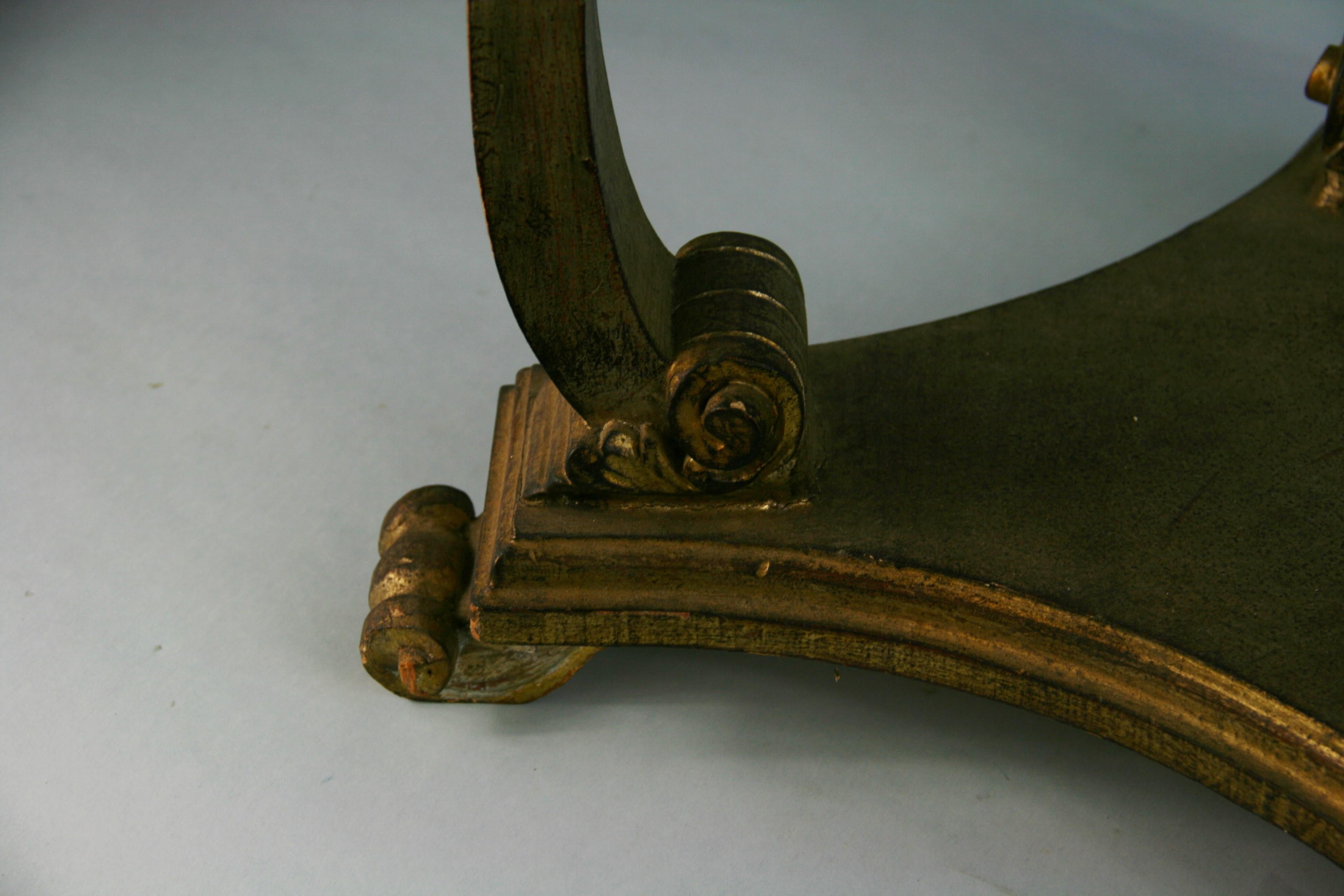 Italienischer handgeschnitzter Sockel aus vergoldetem Holz (Hartholz) im Angebot