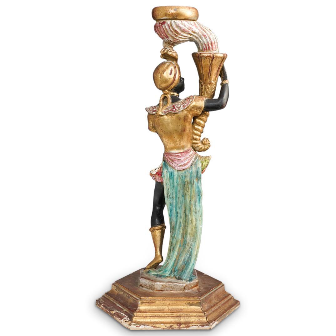 Torchère italienne en bois doré sculpté représentant une sculpture vénitienne polychrome tenant une grande corne d'abondance. Avec un autocollant 