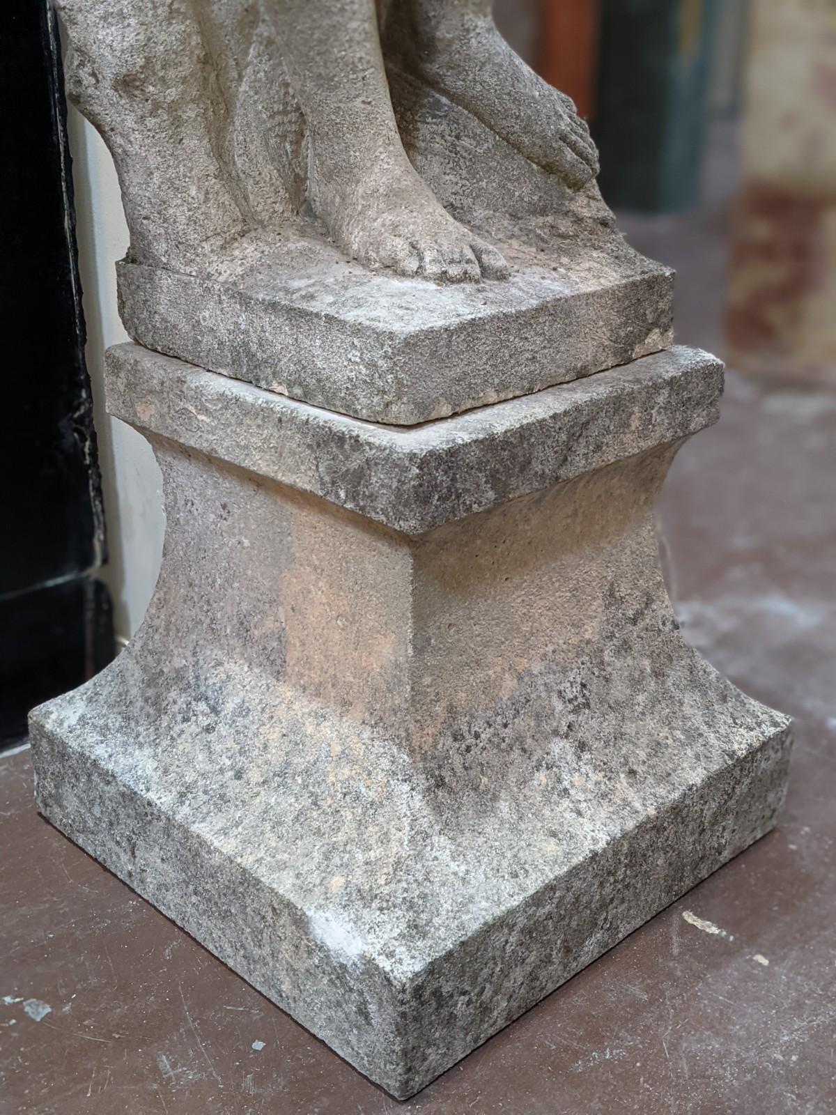 Italienische handgeschnitzte Kalksteinstatue (19. Jahrhundert) im Angebot