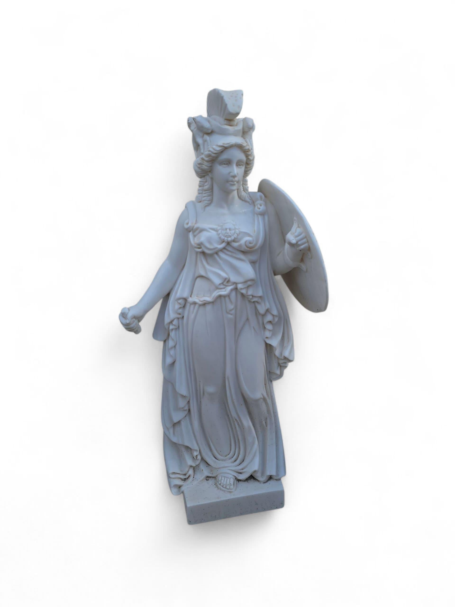 Escultura de mármol de estilo clásico que representa a Atenea (Minerva), la antigua diosa de la sabiduría, la guerra y las artes. Esculpida a mano en Italia durante el siglo XX en fino mármol blanco, la figura está representada en una pose