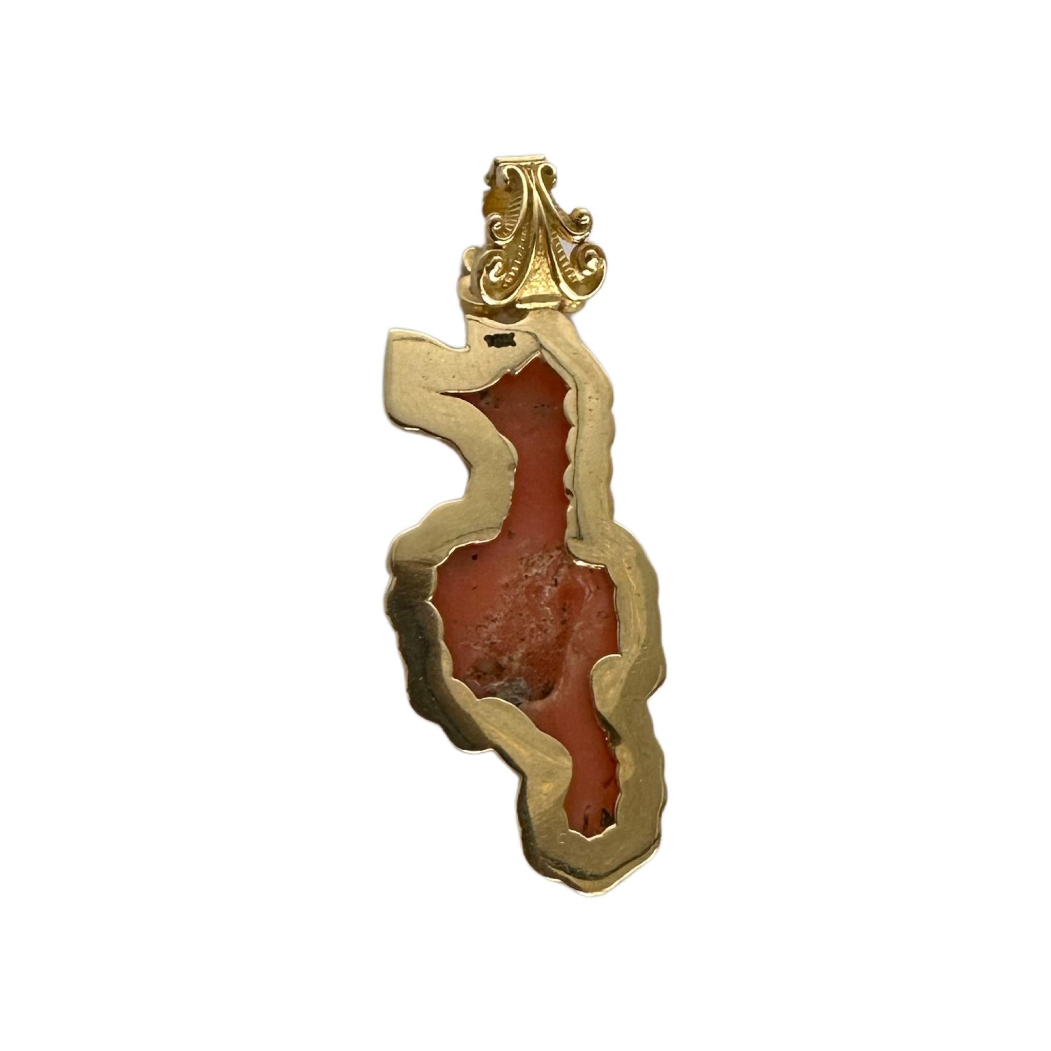 Italian Hand-Carved Natural Coral Seahorse and 18karat Yellow Gold Pendant In New Condition For Sale In Beverly Hills, CA