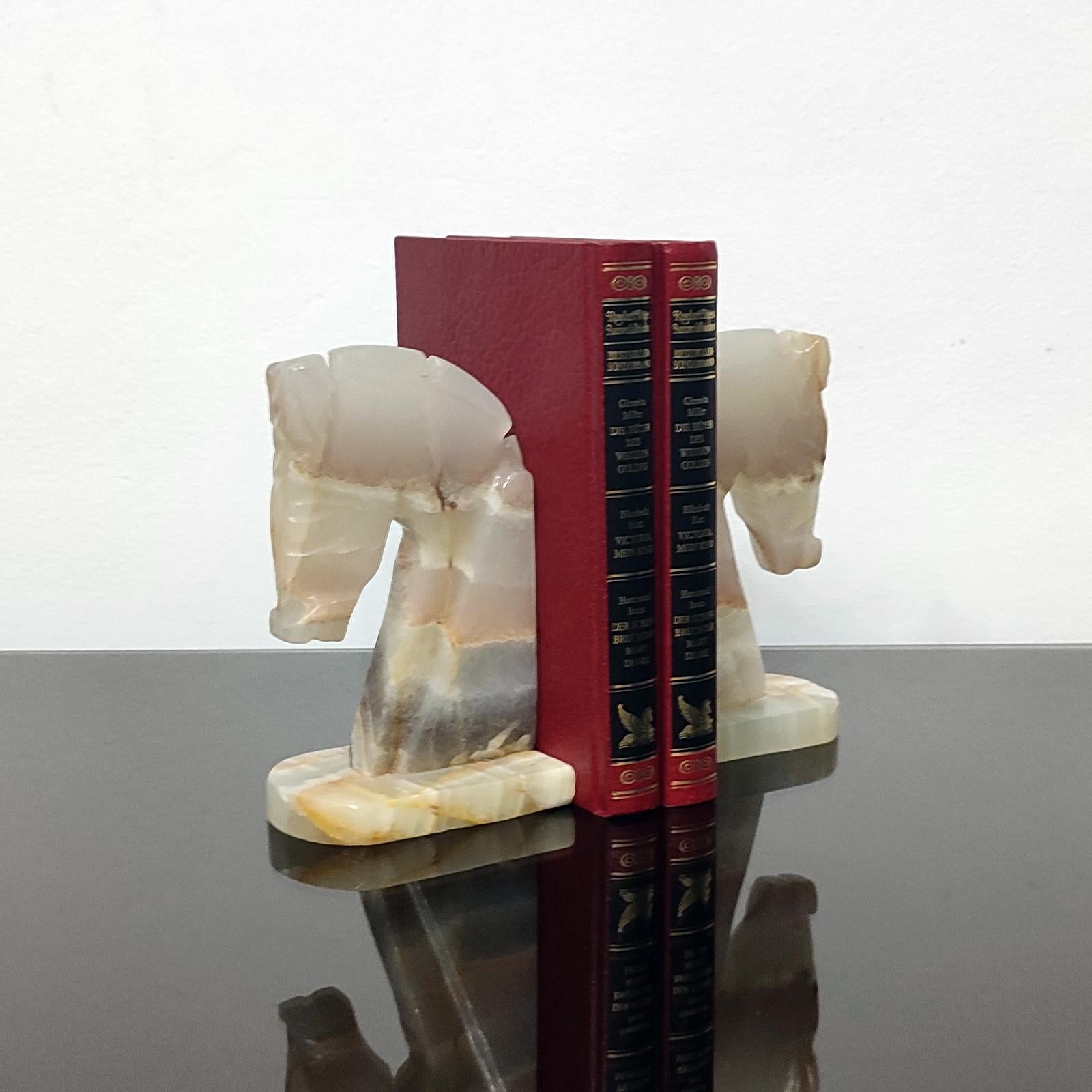 Sculpté à la main Serre-livres italiens en onyx sculpté à la main avec tête de cheval style déco en vente