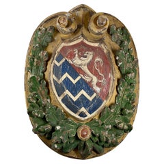 Plaque murale italienne en bois peint et sculpté à la main avec armoiries héraldiques sur une crête