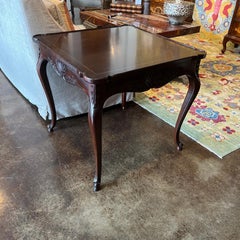 Table d'appoint italienne sculptée à la main avec pieds cabrioles, design des années 1990