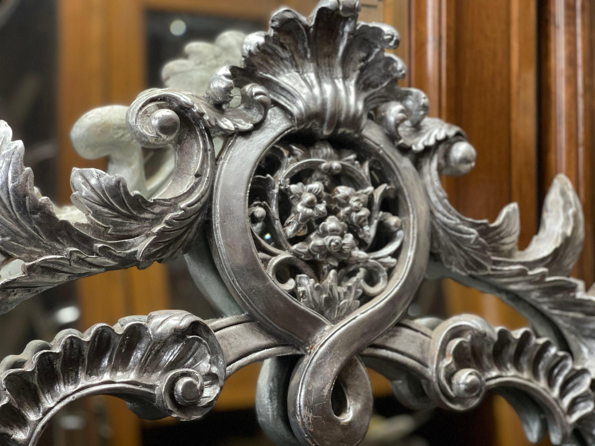 Hand-carved silver leaf finish mirror. Made in Italy, early 20th century.
Dimensions:
66