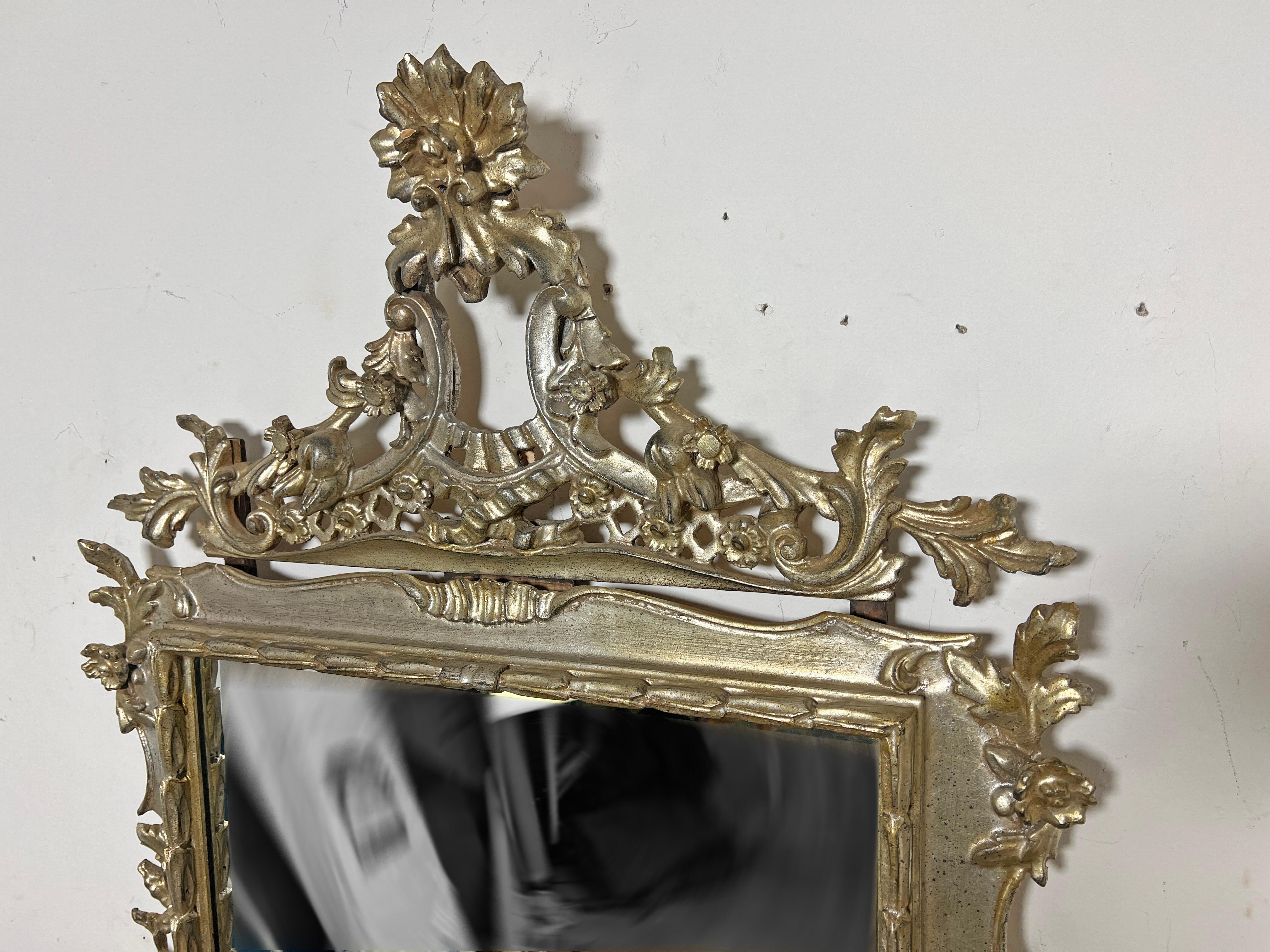 Miroir italien à feuilles d'argent sculptées à la main CIRCA 1950s en vente 1