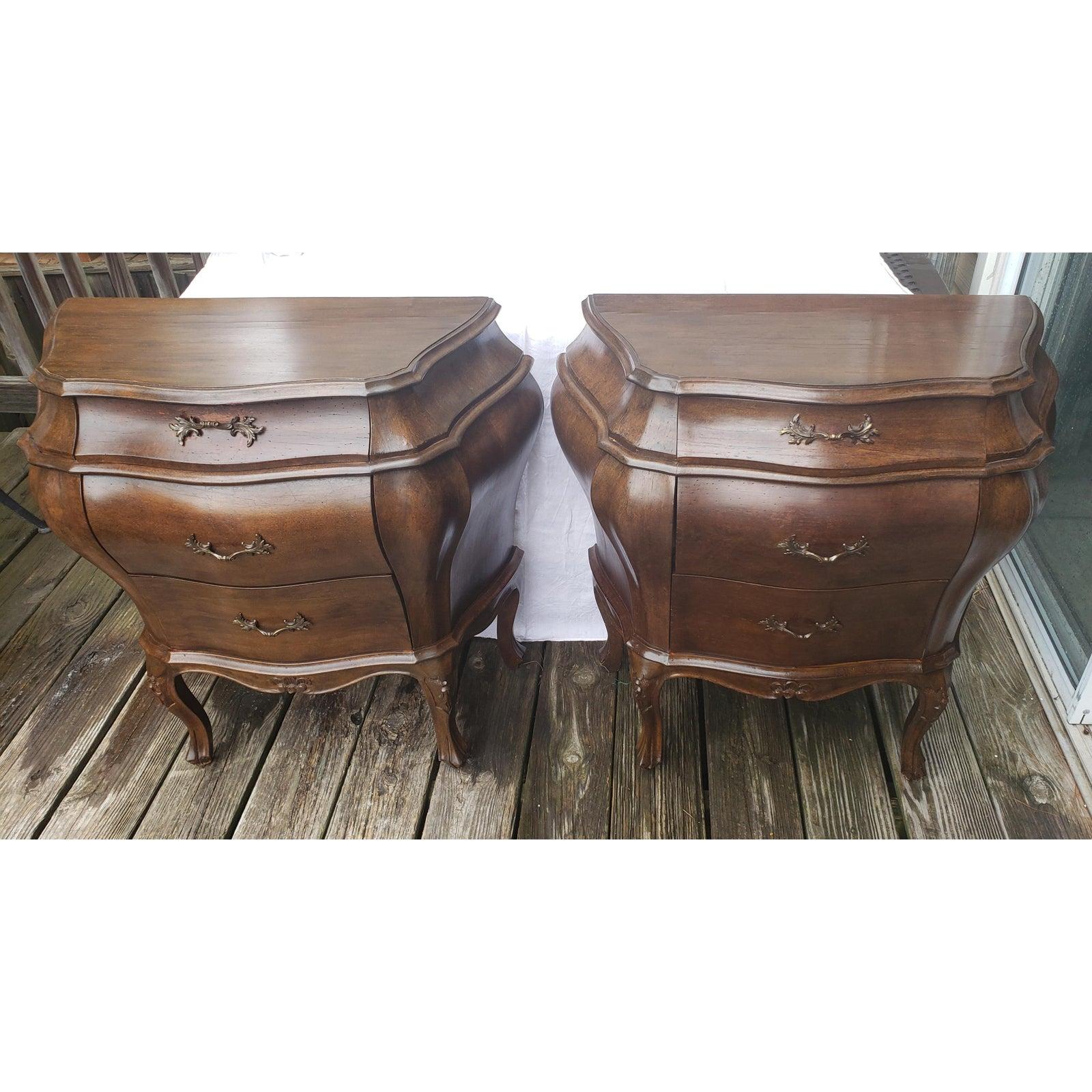 Italian Hand Carved Walnut Bombe Chests Nightstands, a Pair For Sale 7