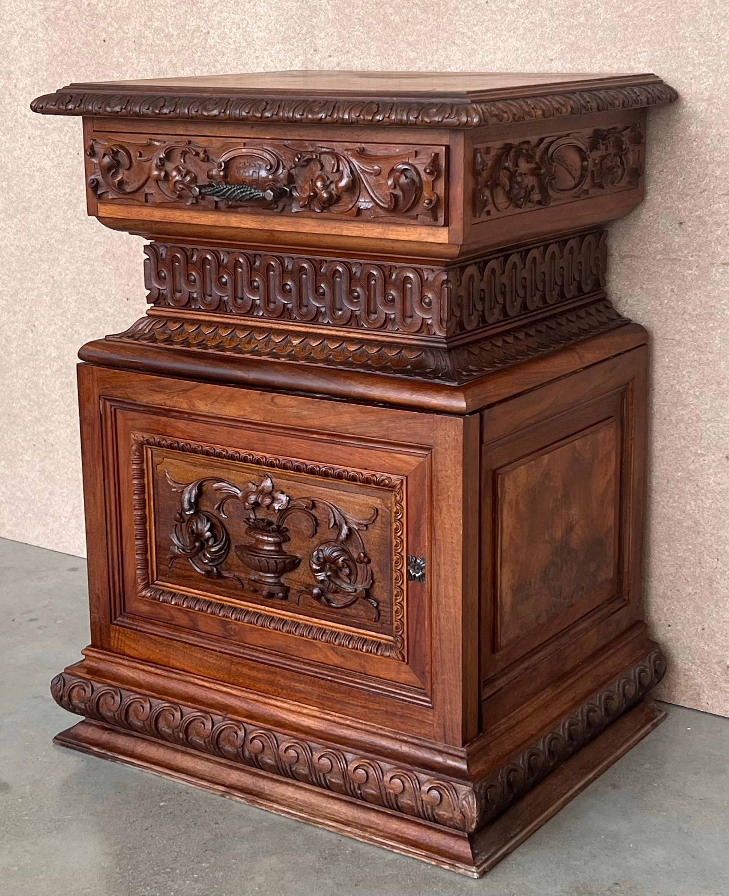 Italian Hand Carved Walnut Monumental Nightstands 19th Century with Drawer For Sale 1