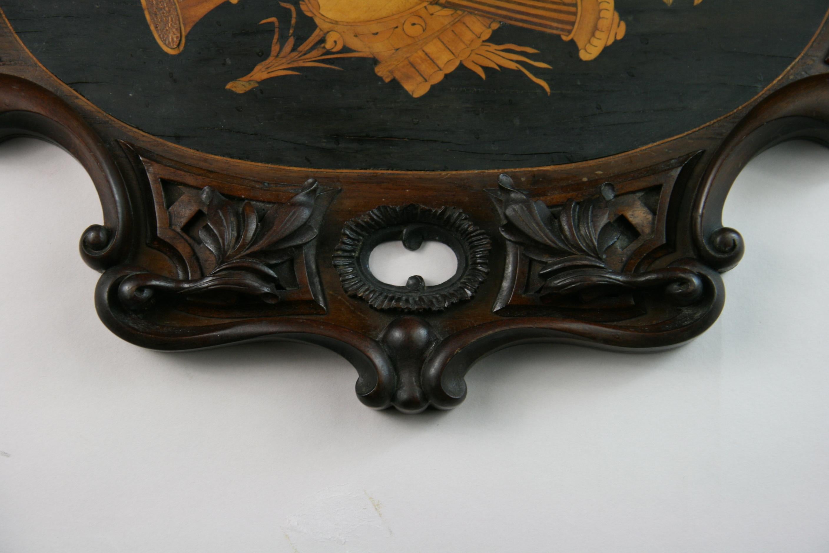 Étagère italienne en bois de noyer sculpté à la main avec incrustation musicale, fin du 19ème siècle en vente 3