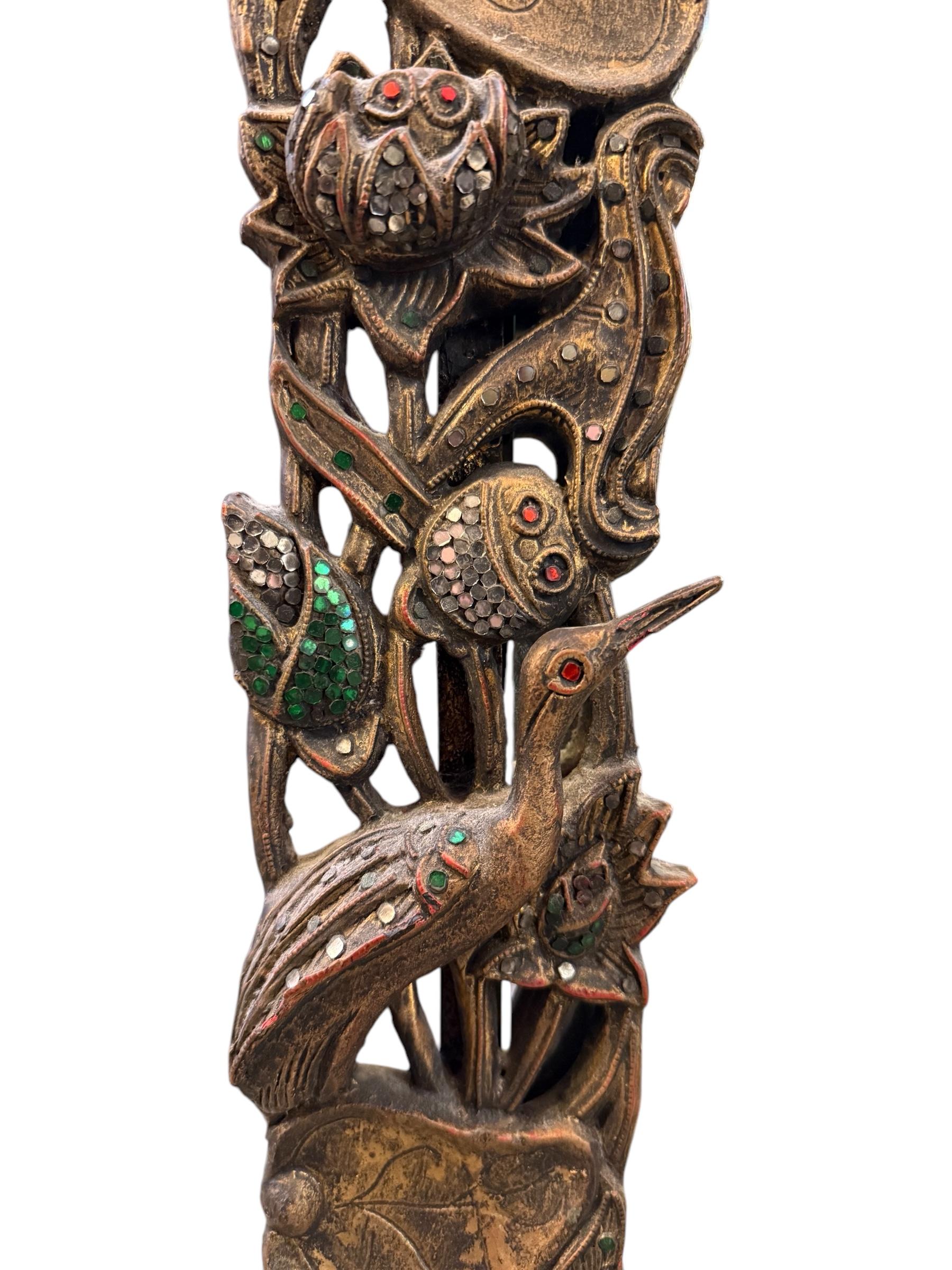 Élevez l'élégance de n'importe quelle pièce avec le miroir italien à cadre en bois sculpté à la main, une œuvre artisanale étonnante qui respire la beauté intemporelle et la sophistication. Fabriqué avec une attention méticuleuse aux détails, ce