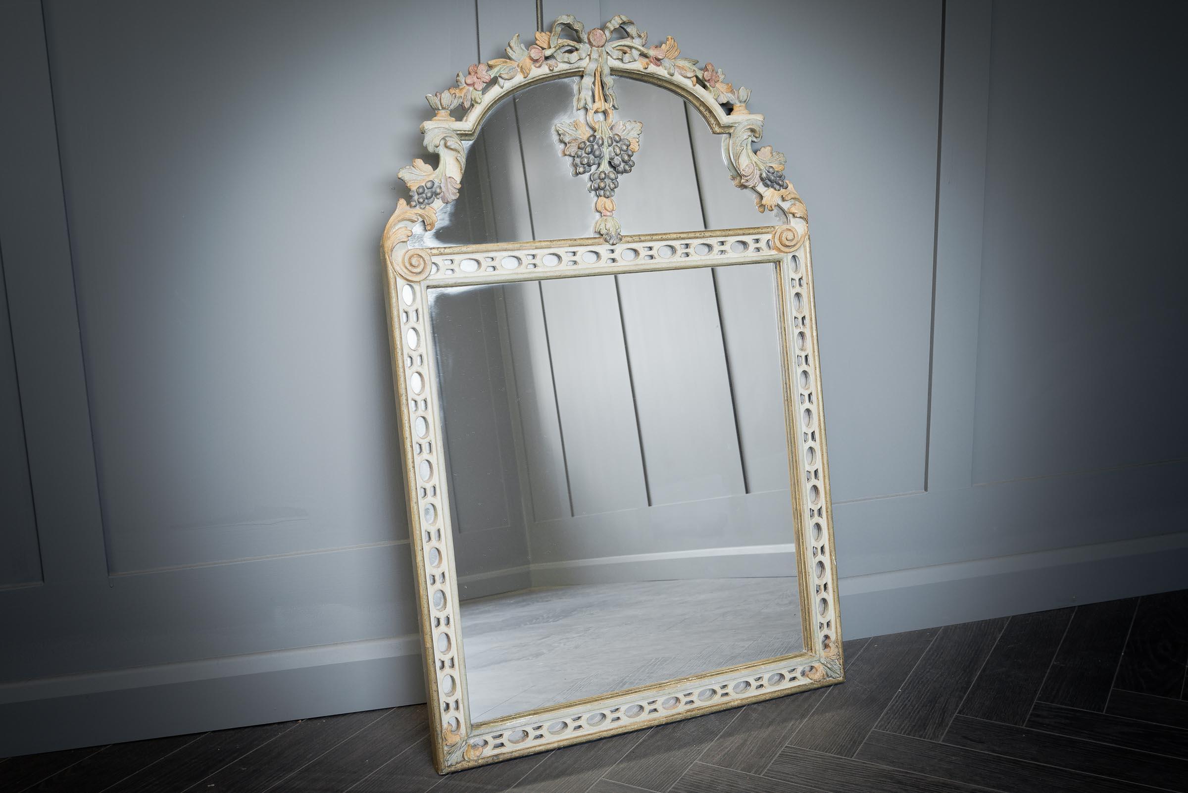 Ce miroir en bois sculpté à la main, délicat et élégant, serait un ajout parfait à une chambre ou un hall d'entrée. Les délicates sculptures florales ajoutent une douceur féminine au miroir.