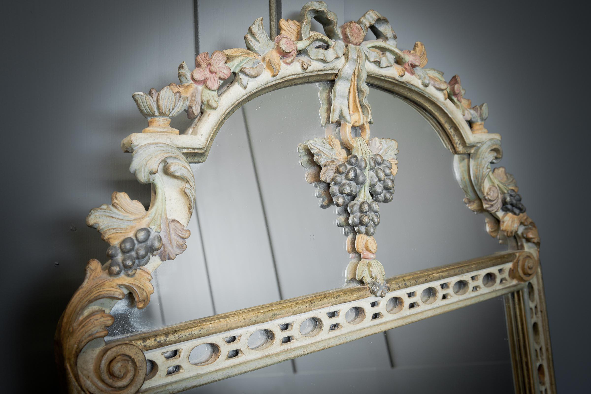 Doré Miroir italien en bois sculpté à la main en vente