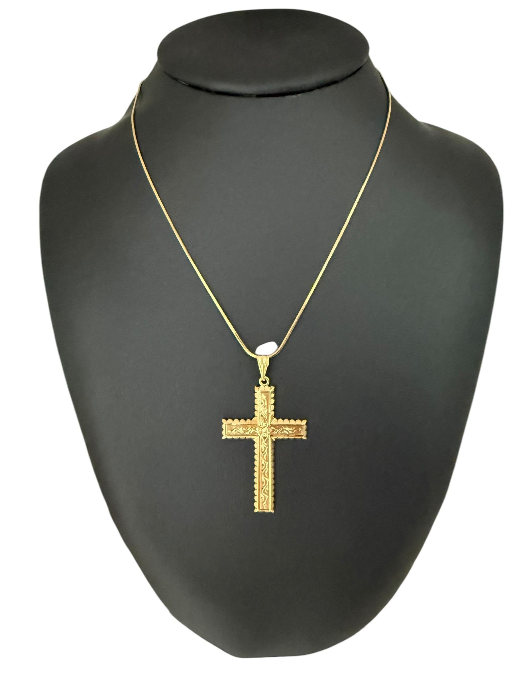 Italian Hand-Carved Yellow Gold Cross with Flowers In Fair Condition For Sale In Esch sur Alzette, Esch-sur-Alzette