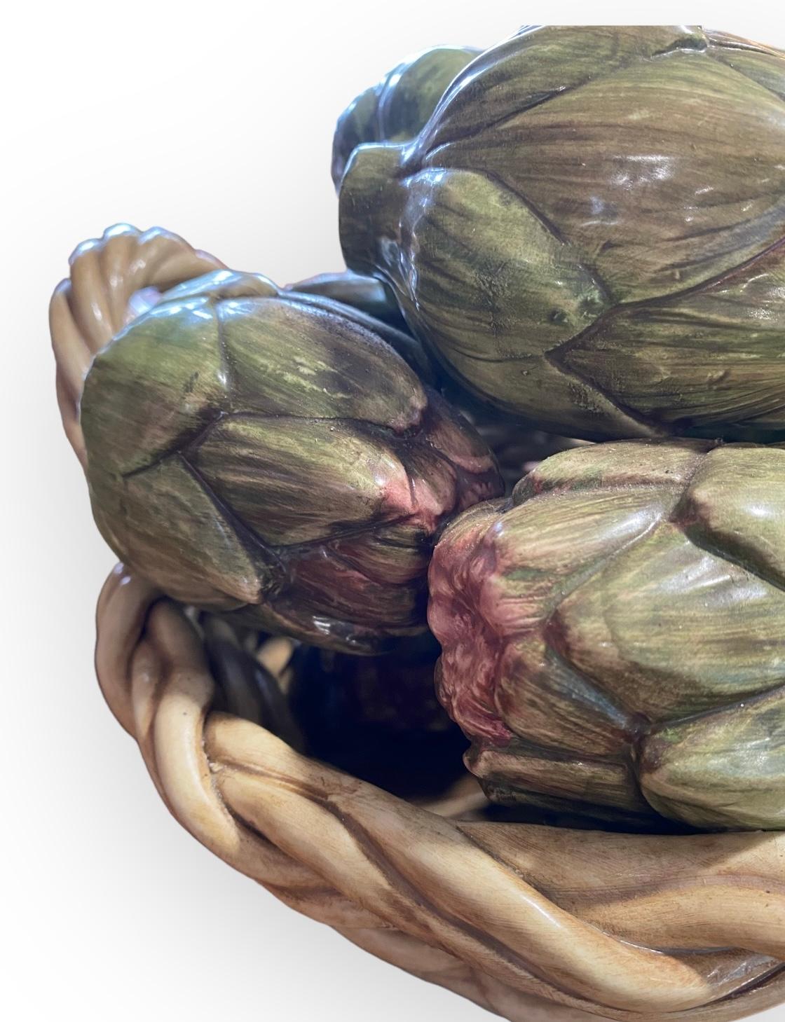 Cesta de alcachofas de cerámica artesanal italiana de época, con finos detalles de una cesta tejida con asas y alcachofas bellamente representadas.
Un centro de mesa encantador y cálido para una pequeña mesa de comedor toscana, un lugar favorito en