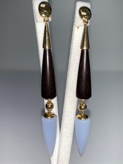 Ohrringe aus Gelbgold mit Ebenholz und Chalcedon