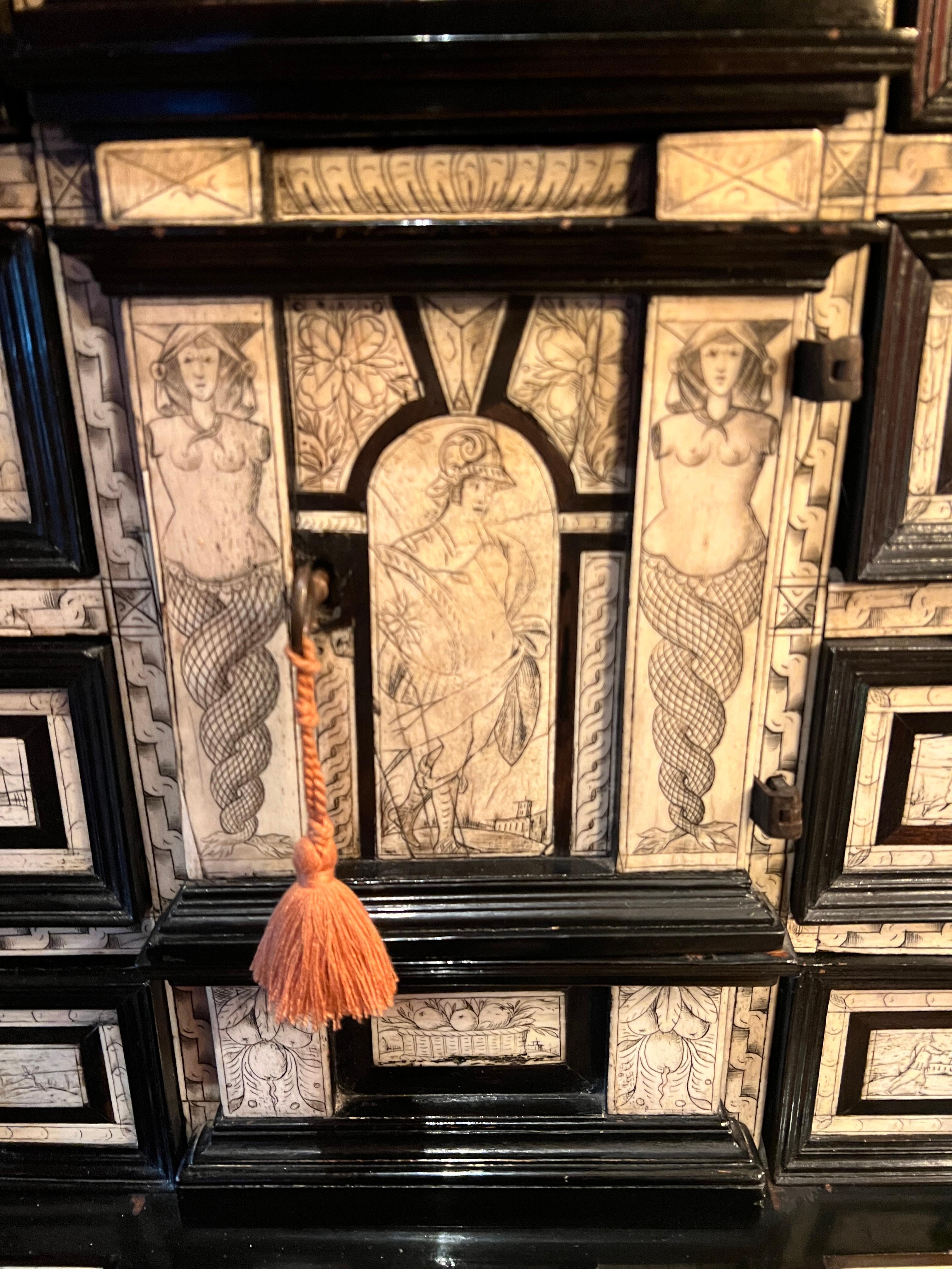 Armario italiano artesanal de Lombardía sobre pie Espejo central y detalles grabados en venta 8