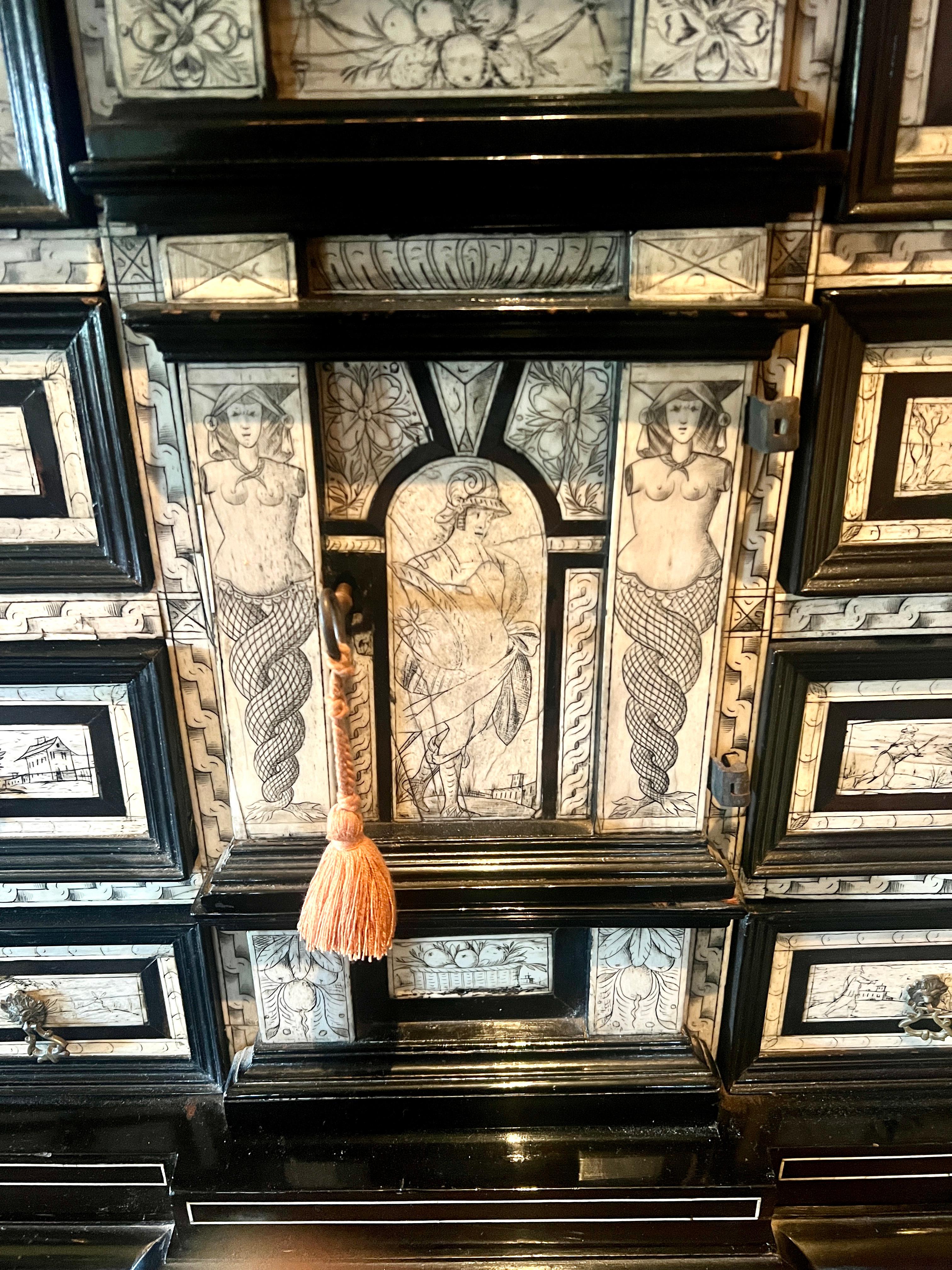 Armario italiano artesanal de Lombardía sobre pie Espejo central y detalles grabados Italiano en venta